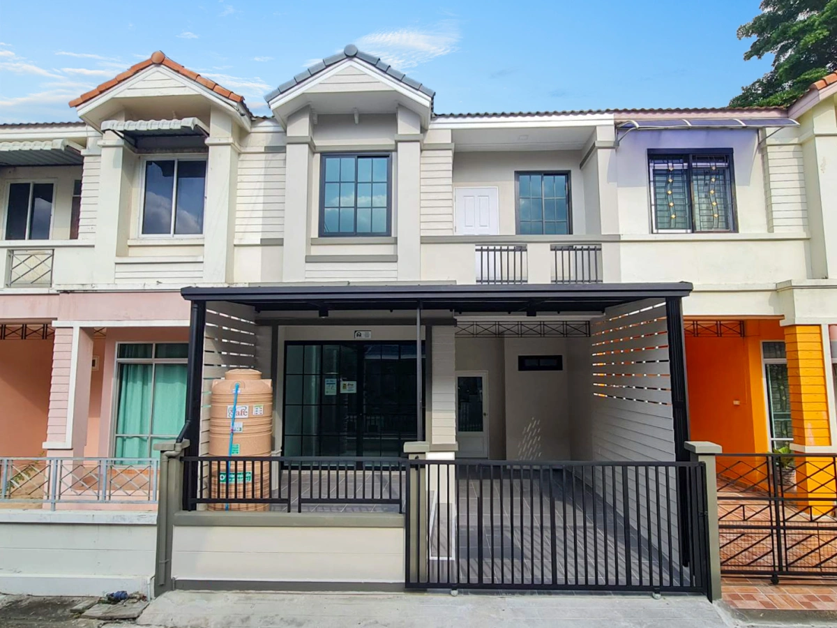 รื่นฤดี ลำลูกกาคลอง 4 ทำเลสุดปัง เชื่อมต่อรังสิต-ลำลูกกา ใกล้มาร์เก็ตวิลเลจ และมอเตอร์เวย์ เดินทางสะดวกสุดๆ ทาวน์เฮ้าส์สวยพร้อมอยู่ 3 ห้องนอน 2 ห้องน้ำ รีโนเวทใหม่สไตล์โมเดิร์น คุ้มค่าที่สุดในย่านคลอง 4 เพียง 2,290,000 บาท! จองก่อนมีสิทธิ์ก่อน