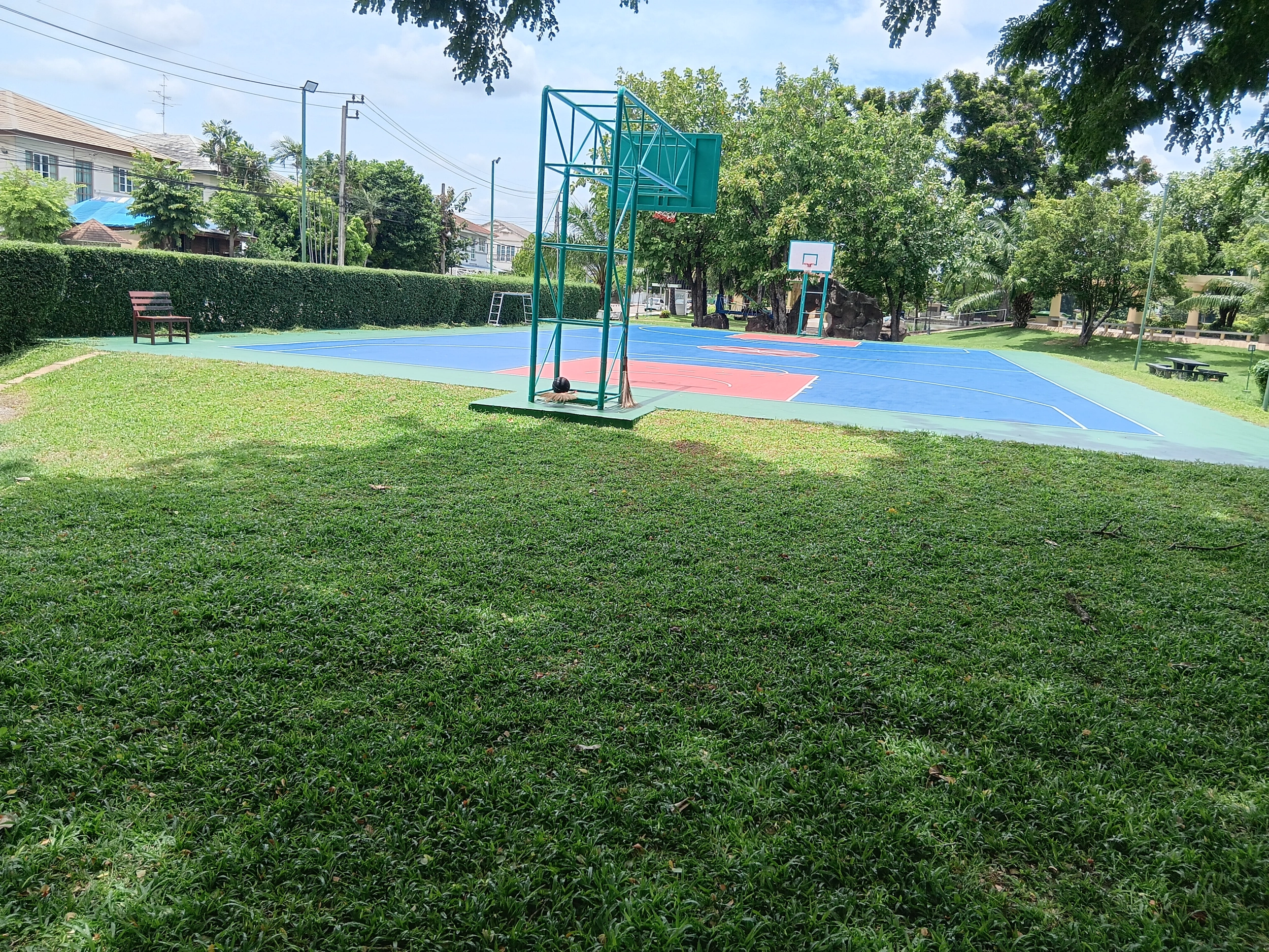 โครงการ ชัยพฤกษ์ บางบัวทอง .ไกล้แยกบางพลู-ถนนรัตนาธิเบศร์  ไกล้ห้างเซ็นทรัลเวสต์เกส  เนื้อที่120.20 ตารางวา 240 ตร.ม. 4 ห้องน้ำ 3 ห้องน้ำ , มีเรือนรับรอง 1 หลัง  รถไฟฟ้าสายสีม่วง