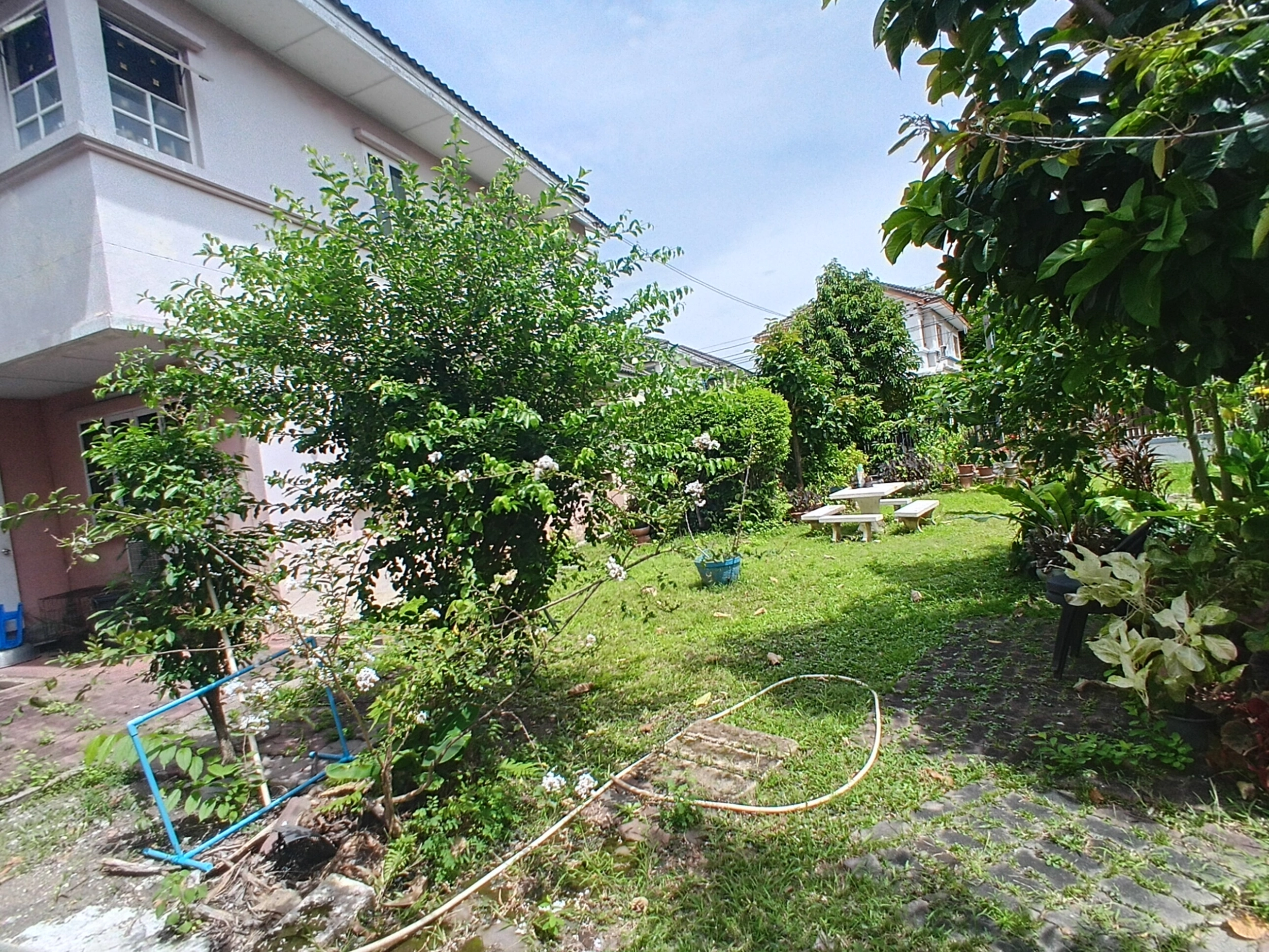 โครงการ ชัยพฤกษ์ บางบัวทอง .ไกล้แยกบางพลู-ถนนรัตนาธิเบศร์  ไกล้ห้างเซ็นทรัลเวสต์เกส  เนื้อที่120.20 ตารางวา 240 ตร.ม. 4 ห้องน้ำ 3 ห้องน้ำ , มีเรือนรับรอง 1 หลัง  รถไฟฟ้าสายสีม่วง