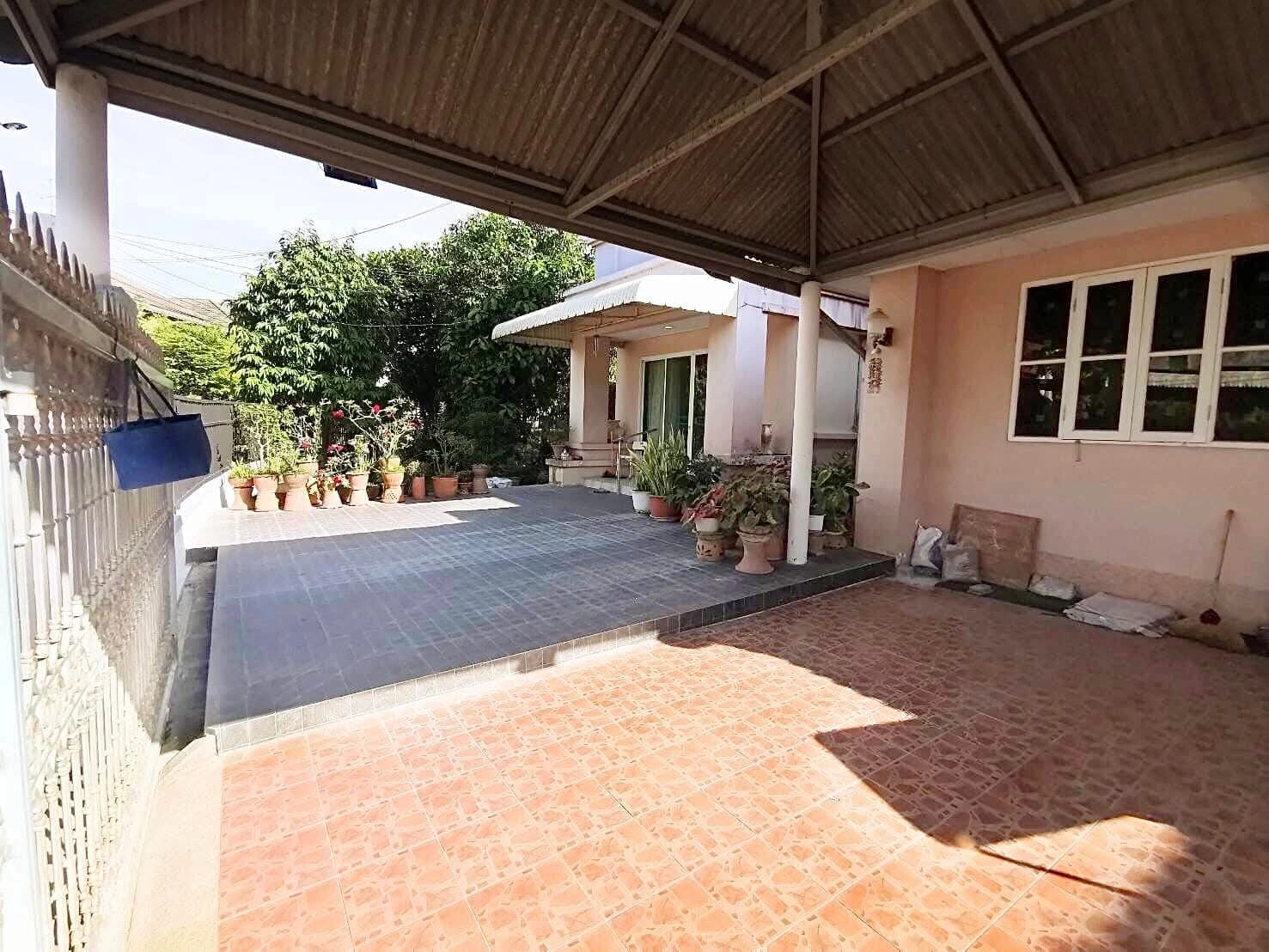 โครงการ ชัยพฤกษ์ บางบัวทอง .ไกล้แยกบางพลู-ถนนรัตนาธิเบศร์  ไกล้ห้างเซ็นทรัลเวสต์เกส  เนื้อที่120.20 ตารางวา 240 ตร.ม. 4 ห้องน้ำ 3 ห้องน้ำ , มีเรือนรับรอง 1 หลัง  รถไฟฟ้าสายสีม่วง