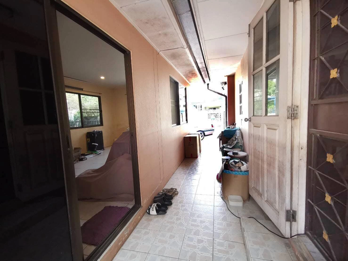 โครงการ ชัยพฤกษ์ บางบัวทอง .ไกล้แยกบางพลู-ถนนรัตนาธิเบศร์  ไกล้ห้างเซ็นทรัลเวสต์เกส  เนื้อที่120.20 ตารางวา 240 ตร.ม. 4 ห้องน้ำ 3 ห้องน้ำ , มีเรือนรับรอง 1 หลัง  รถไฟฟ้าสายสีม่วง