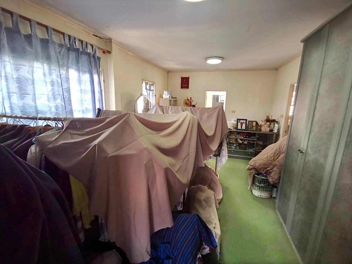 โครงการ ชัยพฤกษ์ บางบัวทอง .ไกล้แยกบางพลู-ถนนรัตนาธิเบศร์  ไกล้ห้างเซ็นทรัลเวสต์เกส  เนื้อที่120.20 ตารางวา 240 ตร.ม. 4 ห้องน้ำ 3 ห้องน้ำ , มีเรือนรับรอง 1 หลัง  รถไฟฟ้าสายสีม่วง