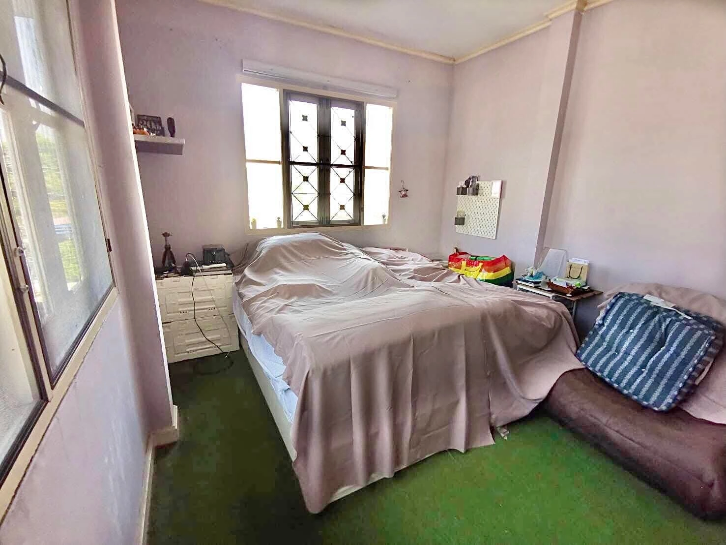 โครงการ ชัยพฤกษ์ บางบัวทอง .ไกล้แยกบางพลู-ถนนรัตนาธิเบศร์  ไกล้ห้างเซ็นทรัลเวสต์เกส  เนื้อที่120.20 ตารางวา 240 ตร.ม. 4 ห้องน้ำ 3 ห้องน้ำ , มีเรือนรับรอง 1 หลัง  รถไฟฟ้าสายสีม่วง