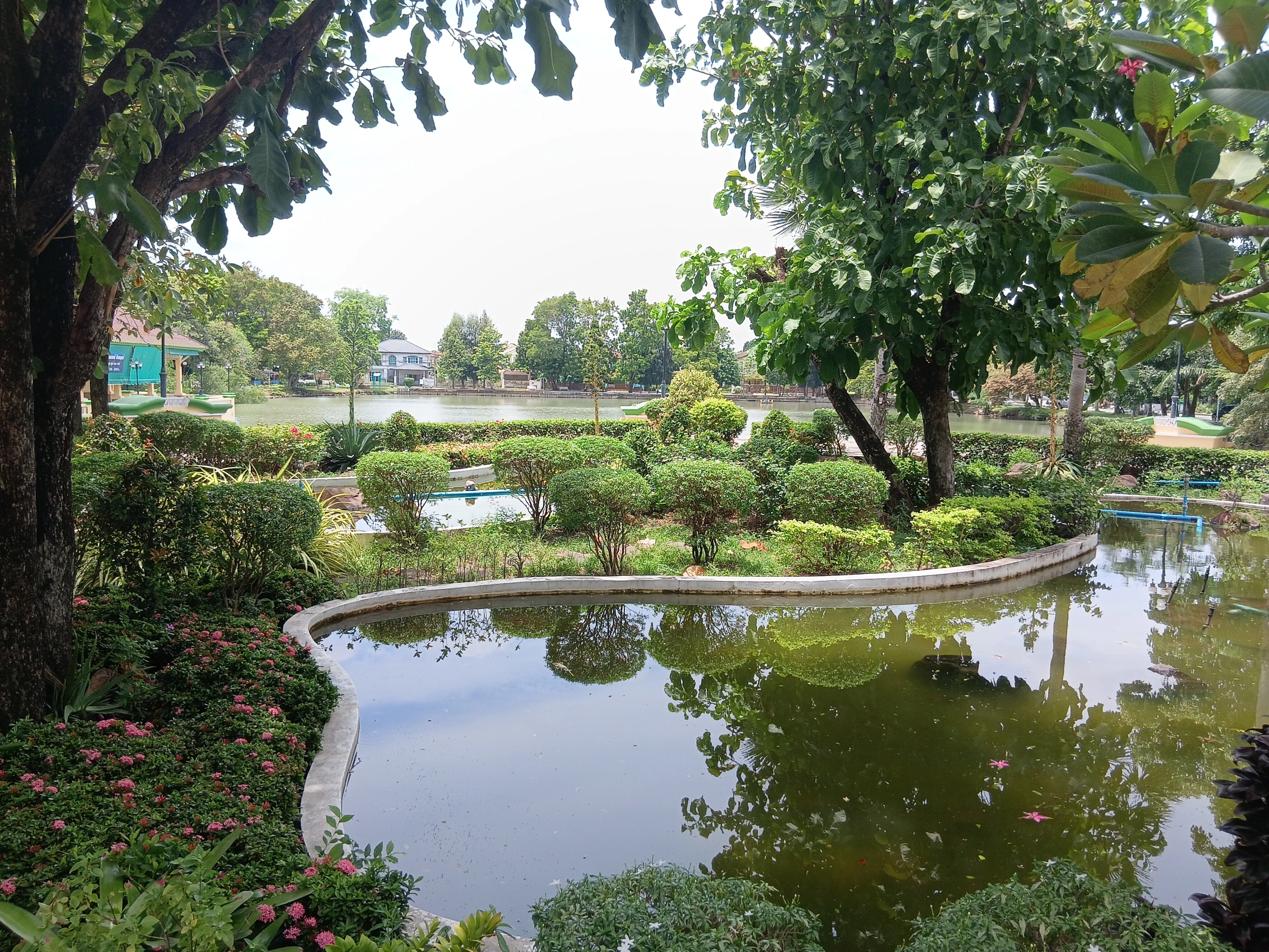 โครงการ ชัยพฤกษ์ บางบัวทอง .ไกล้แยกบางพลู-ถนนรัตนาธิเบศร์  ไกล้ห้างเซ็นทรัลเวสต์เกส  เนื้อที่120.20 ตารางวา 240 ตร.ม. 4 ห้องน้ำ 3 ห้องน้ำ , มีเรือนรับรอง 1 หลัง  รถไฟฟ้าสายสีม่วง