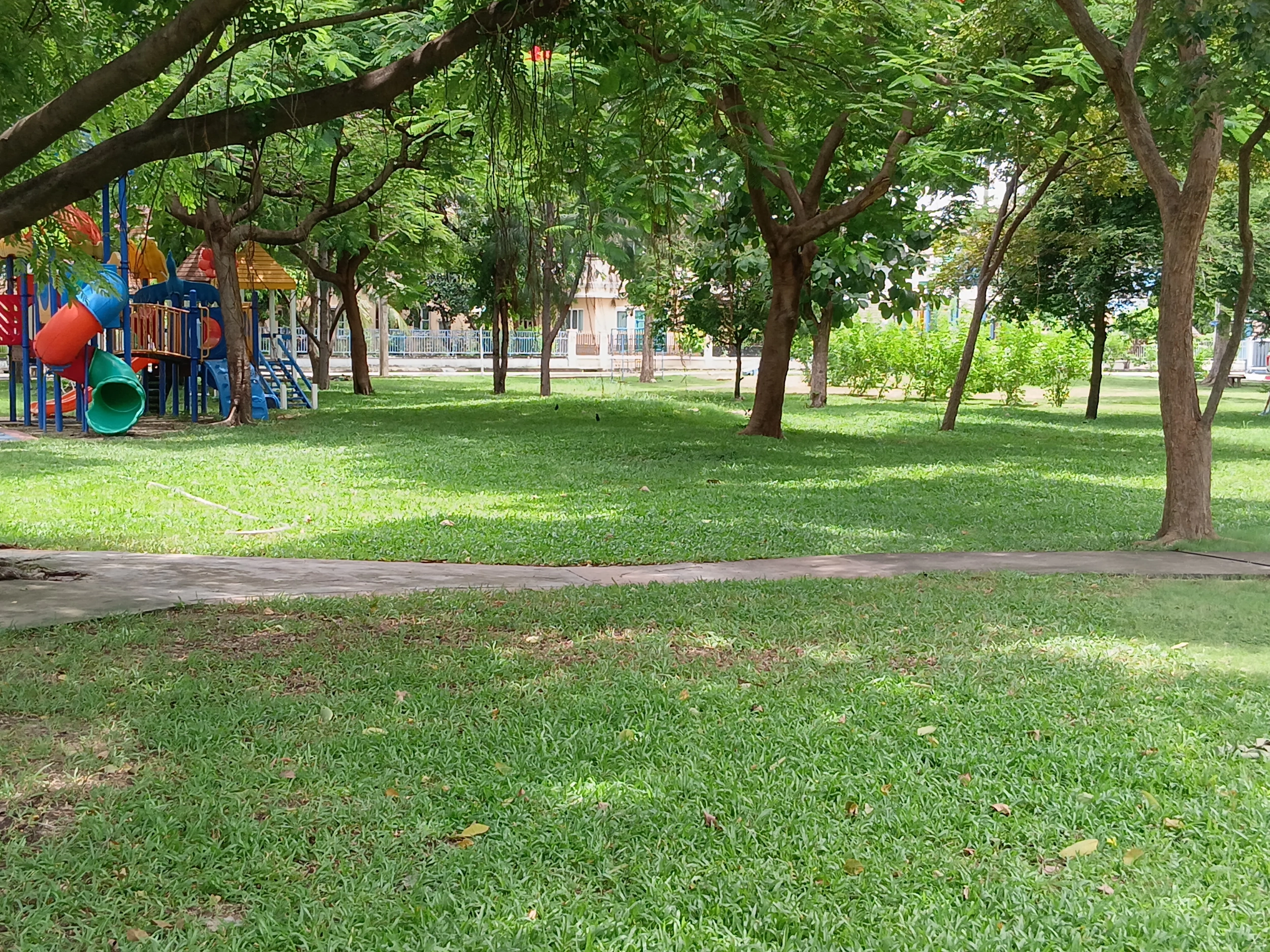 โครงการ ชัยพฤกษ์ บางบัวทอง .ไกล้แยกบางพลู-ถนนรัตนาธิเบศร์  ไกล้ห้างเซ็นทรัลเวสต์เกส  เนื้อที่120.20 ตารางวา 240 ตร.ม. 4 ห้องน้ำ 3 ห้องน้ำ , มีเรือนรับรอง 1 หลัง  รถไฟฟ้าสายสีม่วง