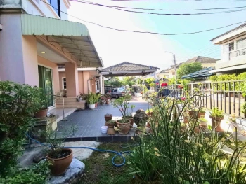 โครงการ ชัยพฤกษ์ บางบัวทอง .ไกล้แยกบางพลู-ถนนรัตนาธิเบศร์  ไกล้ห้างเซ็นทรัลเวสต์เกส  เนื้อที่120.20 ตารางวา 240 ตร.ม. 4 ห้องน้ำ 3 ห้องน้ำ , มีเรือนรับรอง 1 หลัง  รถไฟฟ้าสายสีม่วง