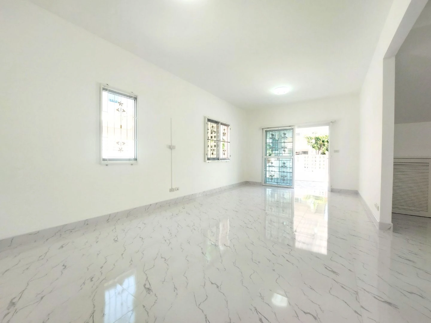 โอกาสสุดท้าย! บ้านเดี่ยว 4 ห้องนอน ทำเลดี คลองสาม ปรับลดราคาหลักแสน! คุ้มค่าที่สุดในย่านนี้! ทุบราคา! บ้านเดี่ยว 4 ห้องนอน พฤกษาวิลเลจ 3 คลองสาม จาก 3.5 ล้าน ลดเหลือ 3.35 ล้านบาท! ประหยัดเป็นแสน!