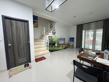 ขายด่วน ทาวน์โฮม เดอะ คอนเนค อัพ 3 ลาดพร้าว 126 The Connect UP 3 Ladprao 126 เนื้อที่ 19.90 ตร.ว แต่งสวย ใหม่ พร้อมอยู่ ทำเลดี ใกล้รถไฟฟ้า