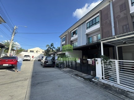 ขายด่วน ทาวน์โฮม เดอะ คอนเนค อัพ 3 ลาดพร้าว 126 The Connect UP 3 Ladprao 126 เนื้อที่ 19.90 ตร.ว แต่งสวย ใหม่ พร้อมอยู่ ทำเลดี ใกล้รถไฟฟ้า