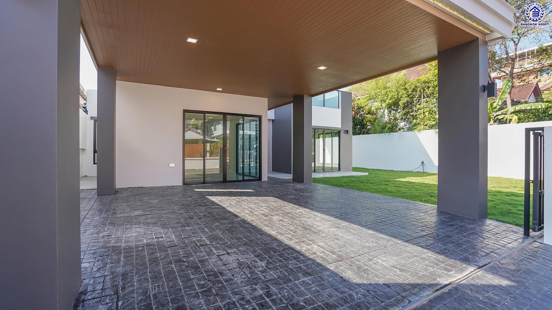 บ้านรีโนเวทใหม่ จากแบรนด์ Property Perfect โครงการ มณียา มาสเตอร์พีซ รัตนาธิเบศร์ บนพื้นที่ 79.8 ตร.ว. พื้นที่ใช้สอยกว้างขวางถึง 238.25 ตร.ม. จัดเต็ม 4 ห้องนอน 3 ห้องน้ำ พร้อมที่จอดรถ 2 คัน บนสุดยอดทำเลใจกลางรถไฟฟ้าสายสีม่วงถึง 2 สถานี "บางรักน้อยท่าอิฐ" และ "ไทรม้า" เดินทางสะดวกทั้งถนนรัตนาธิเบศร์