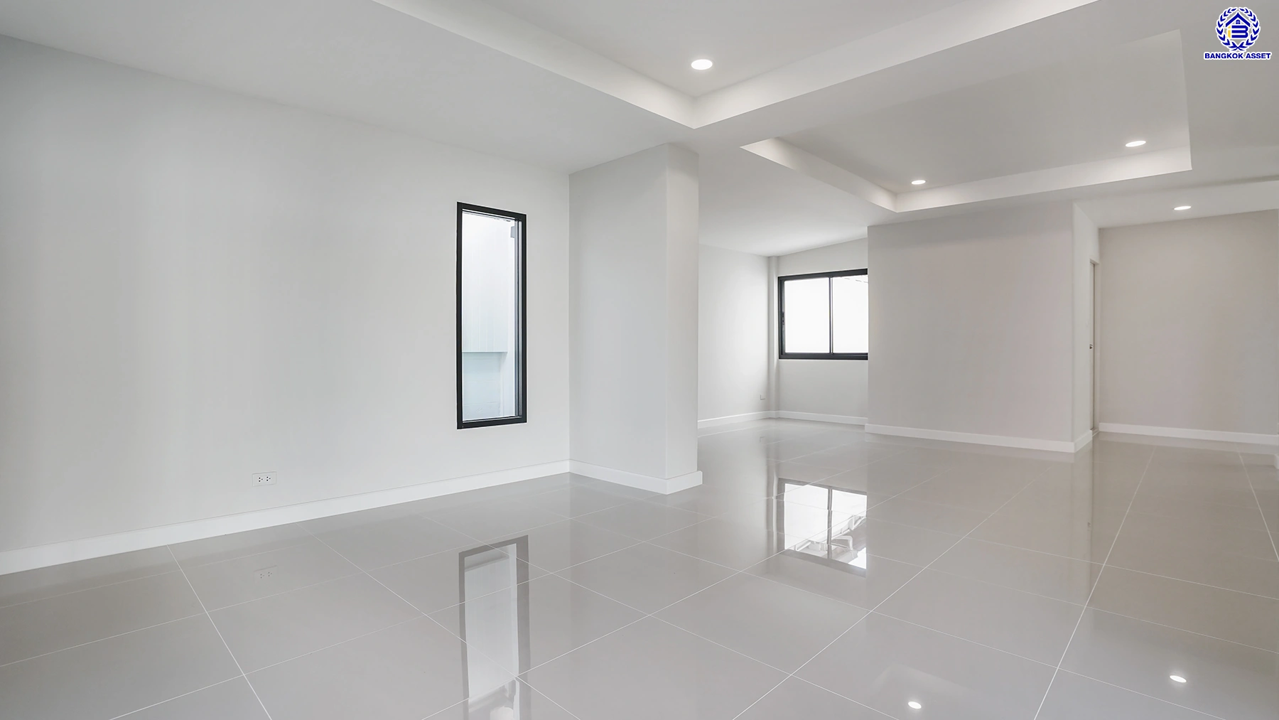 บ้านรีโนเวทใหม่ จากแบรนด์ Property Perfect โครงการ มณียา มาสเตอร์พีซ รัตนาธิเบศร์ บนพื้นที่ 79.8 ตร.ว. พื้นที่ใช้สอยกว้างขวางถึง 238.25 ตร.ม. จัดเต็ม 4 ห้องนอน 3 ห้องน้ำ พร้อมที่จอดรถ 2 คัน บนสุดยอดทำเลใจกลางรถไฟฟ้าสายสีม่วงถึง 2 สถานี "บางรักน้อยท่าอิฐ" และ "ไทรม้า" เดินทางสะดวกทั้งถนนรัตนาธิเบศร์