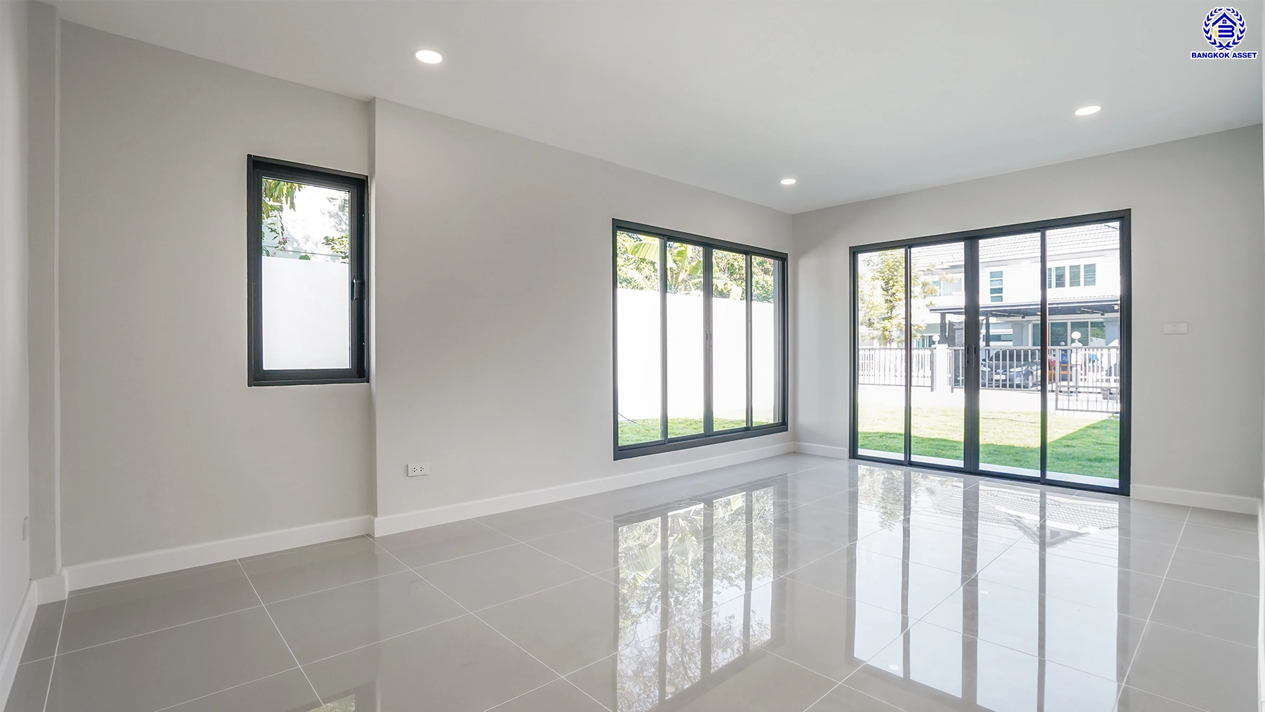 บ้านรีโนเวทใหม่ จากแบรนด์ Property Perfect โครงการ มณียา มาสเตอร์พีซ รัตนาธิเบศร์ บนพื้นที่ 79.8 ตร.ว. พื้นที่ใช้สอยกว้างขวางถึง 238.25 ตร.ม. จัดเต็ม 4 ห้องนอน 3 ห้องน้ำ พร้อมที่จอดรถ 2 คัน บนสุดยอดทำเลใจกลางรถไฟฟ้าสายสีม่วงถึง 2 สถานี "บางรักน้อยท่าอิฐ" และ "ไทรม้า" เดินทางสะดวกทั้งถนนรัตนาธิเบศร์