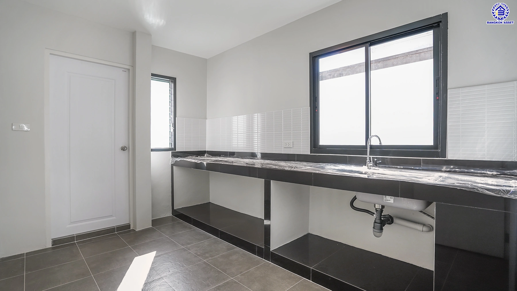 บ้านรีโนเวทใหม่ จากแบรนด์ Property Perfect โครงการ มณียา มาสเตอร์พีซ รัตนาธิเบศร์ บนพื้นที่ 79.8 ตร.ว. พื้นที่ใช้สอยกว้างขวางถึง 238.25 ตร.ม. จัดเต็ม 4 ห้องนอน 3 ห้องน้ำ พร้อมที่จอดรถ 2 คัน บนสุดยอดทำเลใจกลางรถไฟฟ้าสายสีม่วงถึง 2 สถานี "บางรักน้อยท่าอิฐ" และ "ไทรม้า" เดินทางสะดวกทั้งถนนรัตนาธิเบศร์