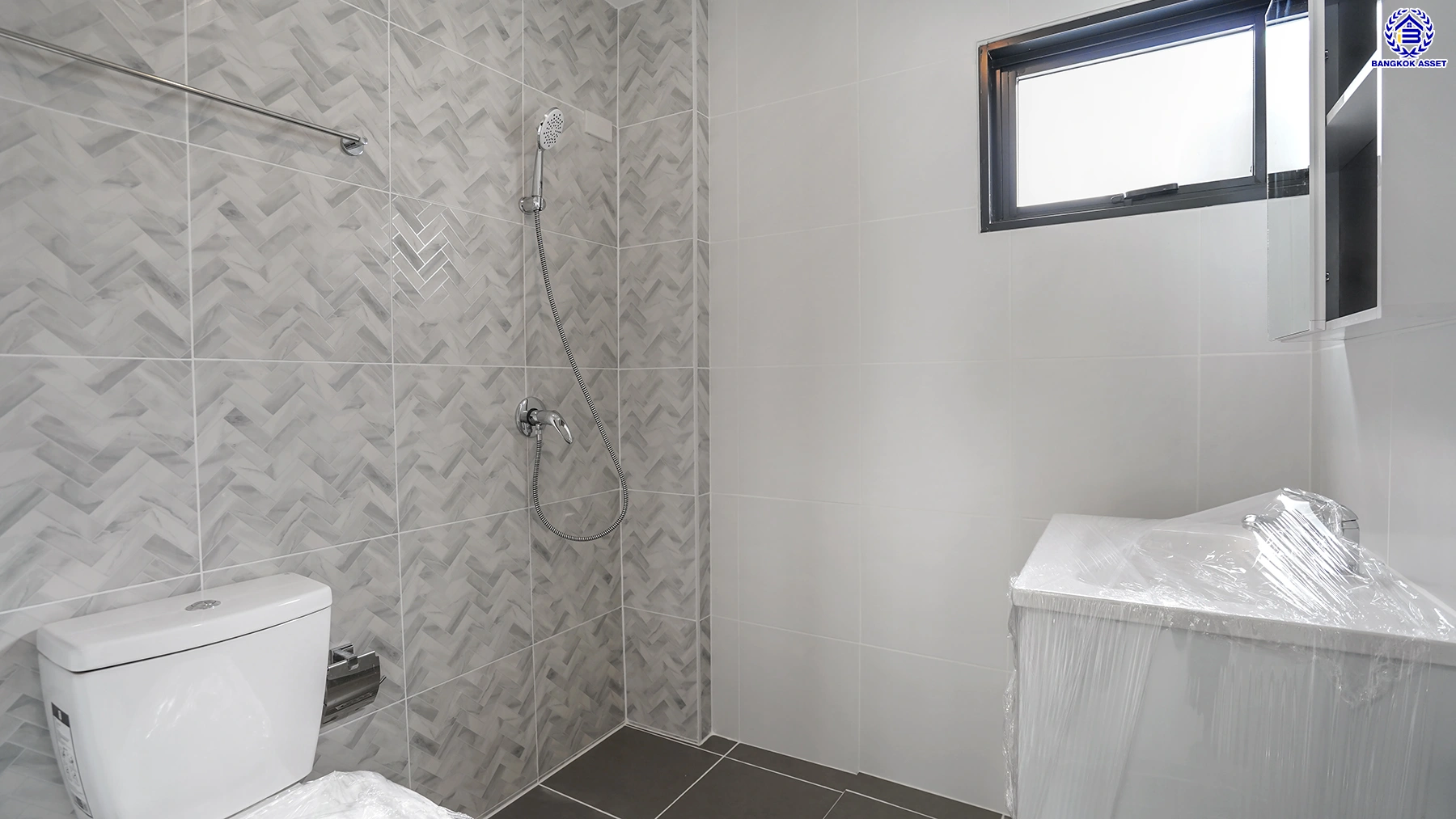 บ้านรีโนเวทใหม่ จากแบรนด์ Property Perfect โครงการ มณียา มาสเตอร์พีซ รัตนาธิเบศร์ บนพื้นที่ 79.8 ตร.ว. พื้นที่ใช้สอยกว้างขวางถึง 238.25 ตร.ม. จัดเต็ม 4 ห้องนอน 3 ห้องน้ำ พร้อมที่จอดรถ 2 คัน บนสุดยอดทำเลใจกลางรถไฟฟ้าสายสีม่วงถึง 2 สถานี "บางรักน้อยท่าอิฐ" และ "ไทรม้า" เดินทางสะดวกทั้งถนนรัตนาธิเบศร์