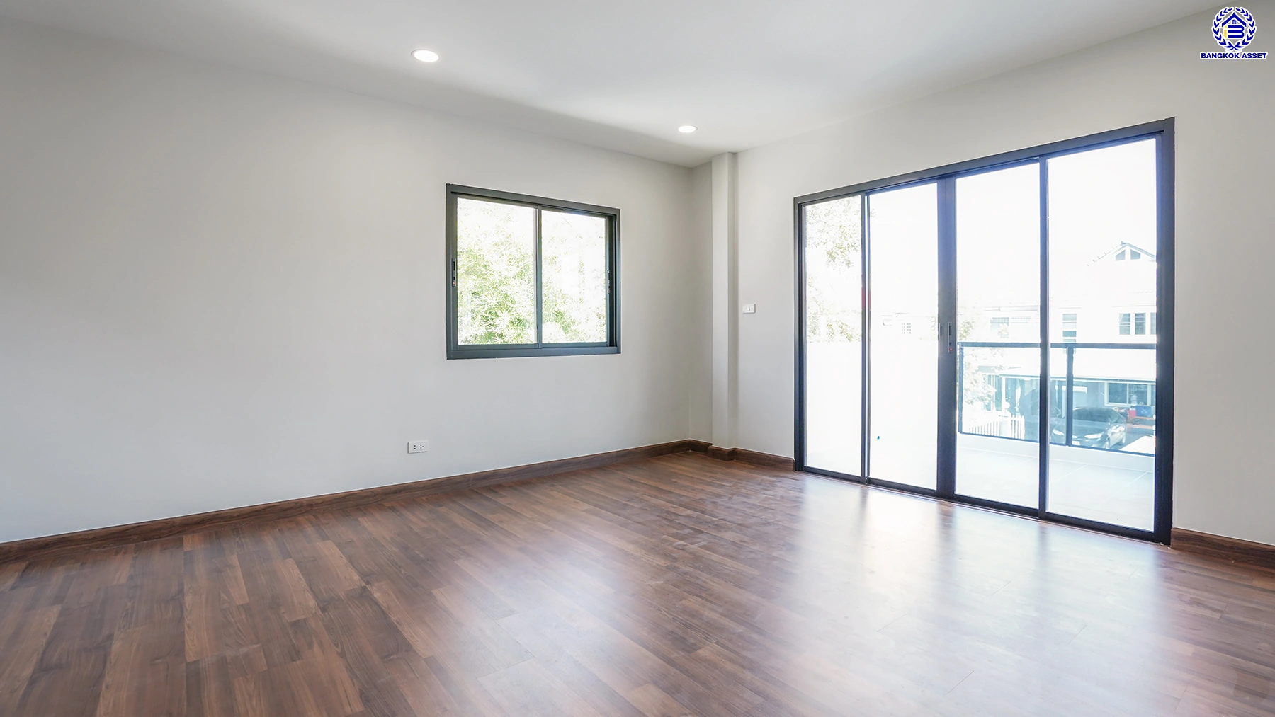 บ้านรีโนเวทใหม่ จากแบรนด์ Property Perfect โครงการ มณียา มาสเตอร์พีซ รัตนาธิเบศร์ บนพื้นที่ 79.8 ตร.ว. พื้นที่ใช้สอยกว้างขวางถึง 238.25 ตร.ม. จัดเต็ม 4 ห้องนอน 3 ห้องน้ำ พร้อมที่จอดรถ 2 คัน บนสุดยอดทำเลใจกลางรถไฟฟ้าสายสีม่วงถึง 2 สถานี "บางรักน้อยท่าอิฐ" และ "ไทรม้า" เดินทางสะดวกทั้งถนนรัตนาธิเบศร์