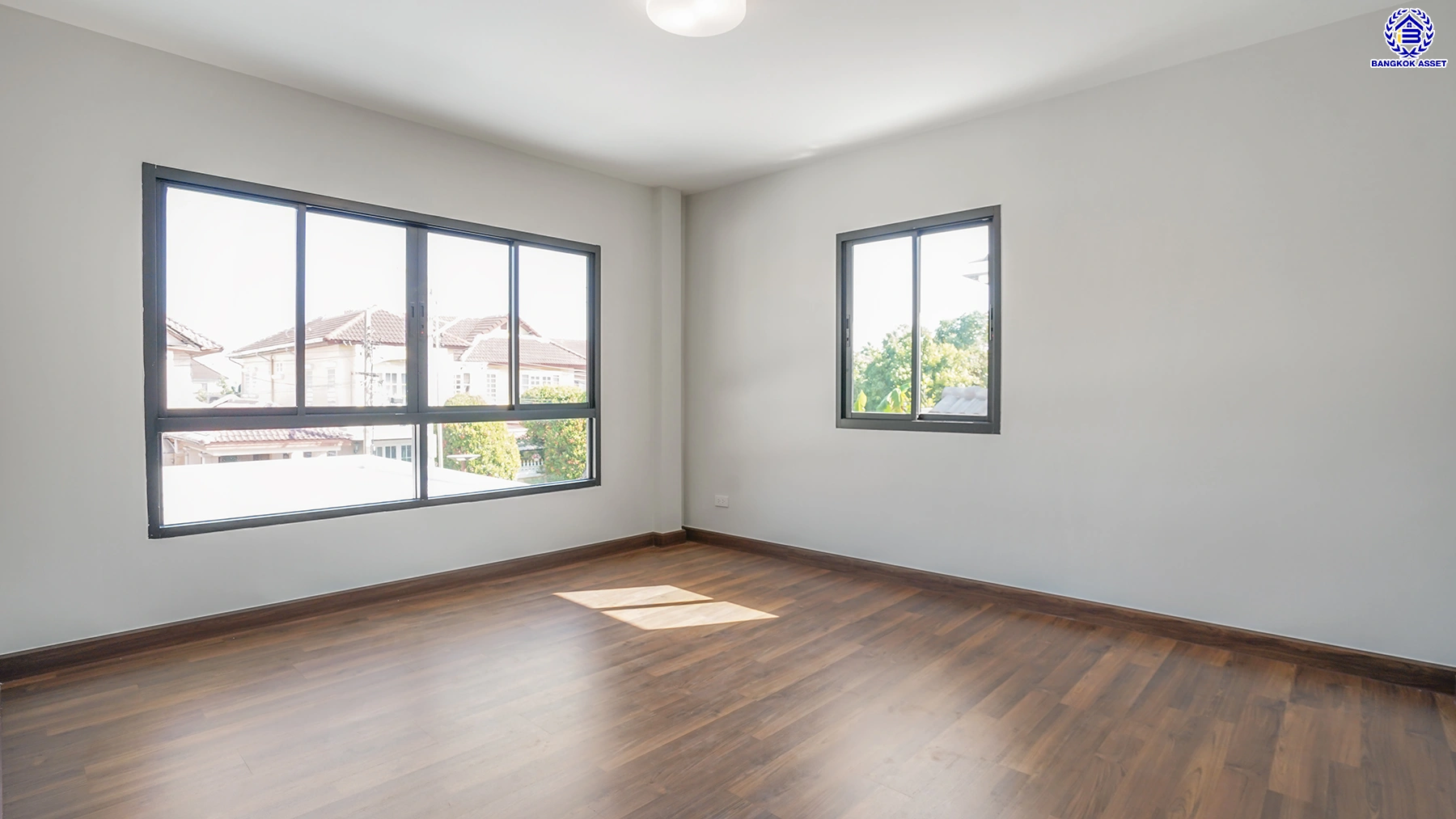 บ้านรีโนเวทใหม่ จากแบรนด์ Property Perfect โครงการ มณียา มาสเตอร์พีซ รัตนาธิเบศร์ บนพื้นที่ 79.8 ตร.ว. พื้นที่ใช้สอยกว้างขวางถึง 238.25 ตร.ม. จัดเต็ม 4 ห้องนอน 3 ห้องน้ำ พร้อมที่จอดรถ 2 คัน บนสุดยอดทำเลใจกลางรถไฟฟ้าสายสีม่วงถึง 2 สถานี "บางรักน้อยท่าอิฐ" และ "ไทรม้า" เดินทางสะดวกทั้งถนนรัตนาธิเบศร์