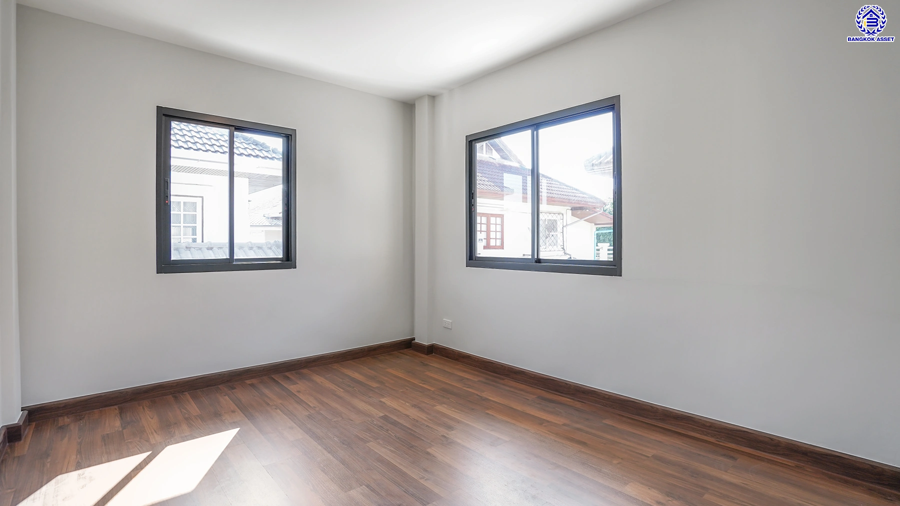 บ้านรีโนเวทใหม่ จากแบรนด์ Property Perfect โครงการ มณียา มาสเตอร์พีซ รัตนาธิเบศร์ บนพื้นที่ 79.8 ตร.ว. พื้นที่ใช้สอยกว้างขวางถึง 238.25 ตร.ม. จัดเต็ม 4 ห้องนอน 3 ห้องน้ำ พร้อมที่จอดรถ 2 คัน บนสุดยอดทำเลใจกลางรถไฟฟ้าสายสีม่วงถึง 2 สถานี "บางรักน้อยท่าอิฐ" และ "ไทรม้า" เดินทางสะดวกทั้งถนนรัตนาธิเบศร์