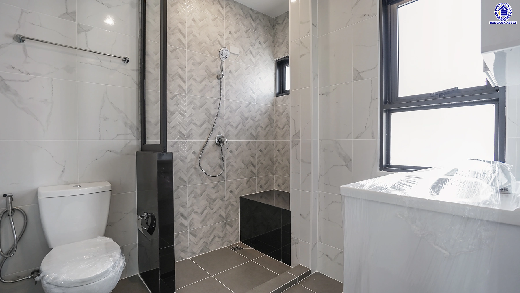 บ้านรีโนเวทใหม่ จากแบรนด์ Property Perfect โครงการ มณียา มาสเตอร์พีซ รัตนาธิเบศร์ บนพื้นที่ 79.8 ตร.ว. พื้นที่ใช้สอยกว้างขวางถึง 238.25 ตร.ม. จัดเต็ม 4 ห้องนอน 3 ห้องน้ำ พร้อมที่จอดรถ 2 คัน บนสุดยอดทำเลใจกลางรถไฟฟ้าสายสีม่วงถึง 2 สถานี "บางรักน้อยท่าอิฐ" และ "ไทรม้า" เดินทางสะดวกทั้งถนนรัตนาธิเบศร์