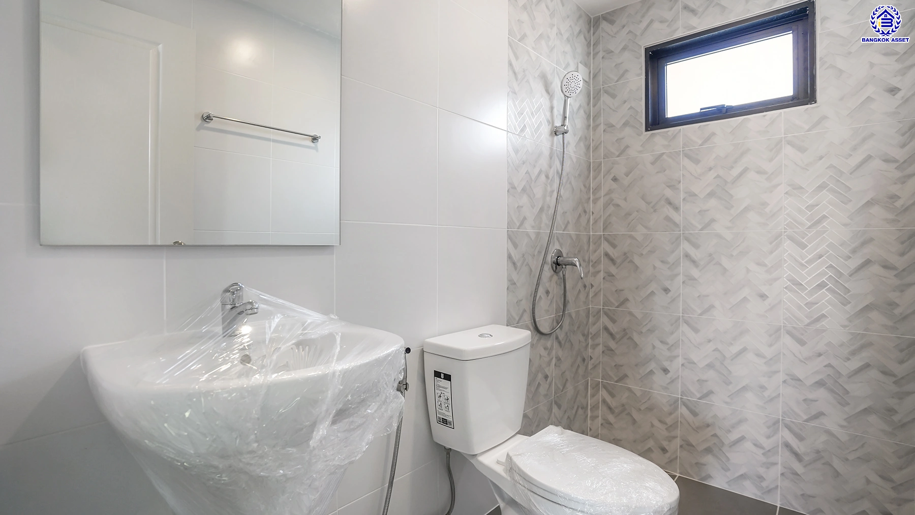 บ้านรีโนเวทใหม่ จากแบรนด์ Property Perfect โครงการ มณียา มาสเตอร์พีซ รัตนาธิเบศร์ บนพื้นที่ 79.8 ตร.ว. พื้นที่ใช้สอยกว้างขวางถึง 238.25 ตร.ม. จัดเต็ม 4 ห้องนอน 3 ห้องน้ำ พร้อมที่จอดรถ 2 คัน บนสุดยอดทำเลใจกลางรถไฟฟ้าสายสีม่วงถึง 2 สถานี "บางรักน้อยท่าอิฐ" และ "ไทรม้า" เดินทางสะดวกทั้งถนนรัตนาธิเบศร์