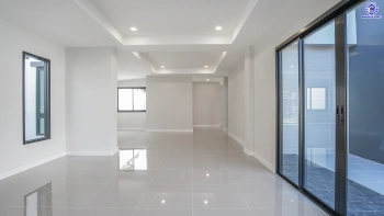 บ้านรีโนเวทใหม่ จากแบรนด์ Property Perfect โครงการ มณียา มาสเตอร์พีซ รัตนาธิเบศร์ บนพื้นที่ 79.8 ตร.ว. พื้นที่ใช้สอยกว้างขวางถึง 238.25 ตร.ม. จัดเต็ม 4 ห้องนอน 3 ห้องน้ำ พร้อมที่จอดรถ 2 คัน บนสุดยอดทำเลใจกลางรถไฟฟ้าสายสีม่วงถึง 2 สถานี "บางรักน้อยท่าอิฐ" และ "ไทรม้า" เดินทางสะดวกทั้งถนนรัตนาธิเบศร์