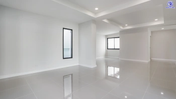 บ้านรีโนเวทใหม่ จากแบรนด์ Property Perfect โครงการ มณียา มาสเตอร์พีซ รัตนาธิเบศร์ บนพื้นที่ 79.8 ตร.ว. พื้นที่ใช้สอยกว้างขวางถึง 238.25 ตร.ม. จัดเต็ม 4 ห้องนอน 3 ห้องน้ำ พร้อมที่จอดรถ 2 คัน บนสุดยอดทำเลใจกลางรถไฟฟ้าสายสีม่วงถึง 2 สถานี "บางรักน้อยท่าอิฐ" และ "ไทรม้า" เดินทางสะดวกทั้งถนนรัตนาธิเบศร์