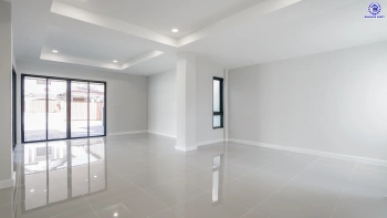 บ้านรีโนเวทใหม่ จากแบรนด์ Property Perfect โครงการ มณียา มาสเตอร์พีซ รัตนาธิเบศร์ บนพื้นที่ 79.8 ตร.ว. พื้นที่ใช้สอยกว้างขวางถึง 238.25 ตร.ม. จัดเต็ม 4 ห้องนอน 3 ห้องน้ำ พร้อมที่จอดรถ 2 คัน บนสุดยอดทำเลใจกลางรถไฟฟ้าสายสีม่วงถึง 2 สถานี "บางรักน้อยท่าอิฐ" และ "ไทรม้า" เดินทางสะดวกทั้งถนนรัตนาธิเบศร์