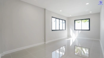 บ้านรีโนเวทใหม่ จากแบรนด์ Property Perfect โครงการ มณียา มาสเตอร์พีซ รัตนาธิเบศร์ บนพื้นที่ 79.8 ตร.ว. พื้นที่ใช้สอยกว้างขวางถึง 238.25 ตร.ม. จัดเต็ม 4 ห้องนอน 3 ห้องน้ำ พร้อมที่จอดรถ 2 คัน บนสุดยอดทำเลใจกลางรถไฟฟ้าสายสีม่วงถึง 2 สถานี "บางรักน้อยท่าอิฐ" และ "ไทรม้า" เดินทางสะดวกทั้งถนนรัตนาธิเบศร์