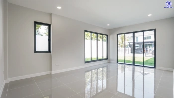 บ้านรีโนเวทใหม่ จากแบรนด์ Property Perfect โครงการ มณียา มาสเตอร์พีซ รัตนาธิเบศร์ บนพื้นที่ 79.8 ตร.ว. พื้นที่ใช้สอยกว้างขวางถึง 238.25 ตร.ม. จัดเต็ม 4 ห้องนอน 3 ห้องน้ำ พร้อมที่จอดรถ 2 คัน บนสุดยอดทำเลใจกลางรถไฟฟ้าสายสีม่วงถึง 2 สถานี "บางรักน้อยท่าอิฐ" และ "ไทรม้า" เดินทางสะดวกทั้งถนนรัตนาธิเบศร์