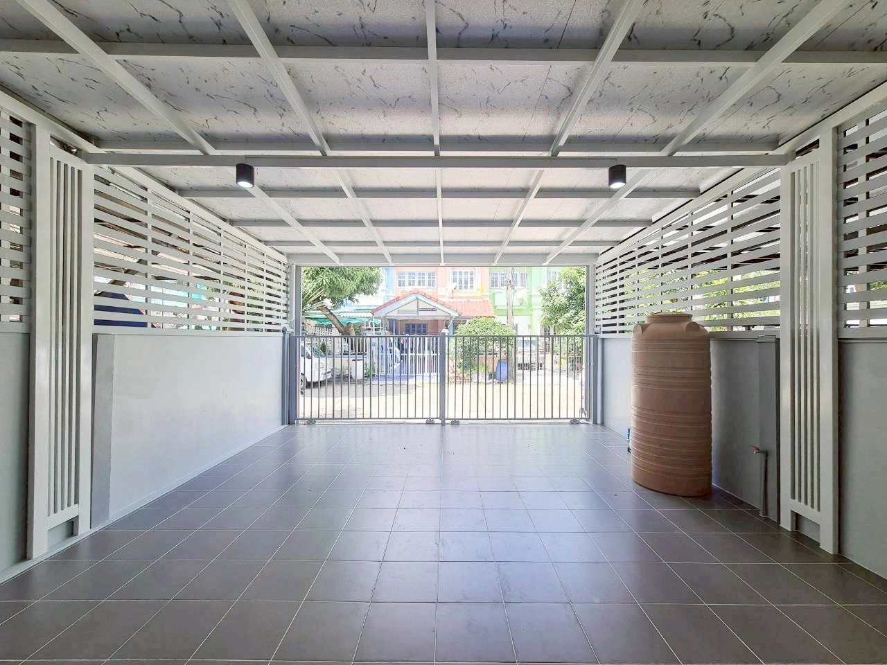 หมู่บ้านแพรมาพร คลอง 4 ติดถนนรังสิต-นครนายก เดินทางโคตรสะดวก ใกล้จุดขึ้น-ลงมอเตอร์เวย์เพียงนิดเดียว เชื่อมต่อเข้าเมืองหรือไปสายอีสานได้ง่ายสุดๆ บ้านทำเลดีแบบนี้หายาก นัดชมบ้านล่วงหน้าโทรเลย