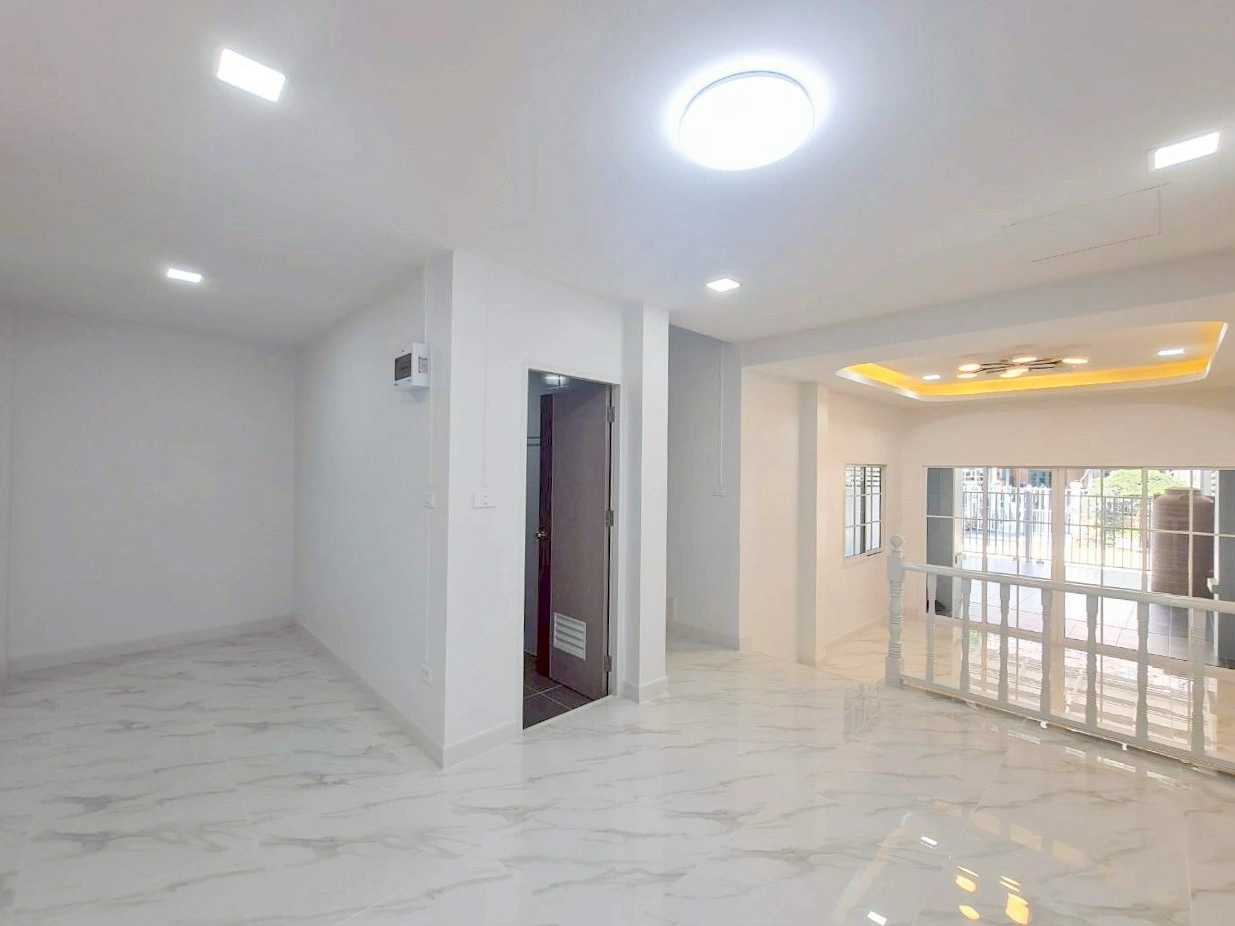 หมู่บ้านแพรมาพร คลอง 4 ติดถนนรังสิต-นครนายก เดินทางโคตรสะดวก ใกล้จุดขึ้น-ลงมอเตอร์เวย์เพียงนิดเดียว เชื่อมต่อเข้าเมืองหรือไปสายอีสานได้ง่ายสุดๆ บ้านทำเลดีแบบนี้หายาก นัดชมบ้านล่วงหน้าโทรเลย