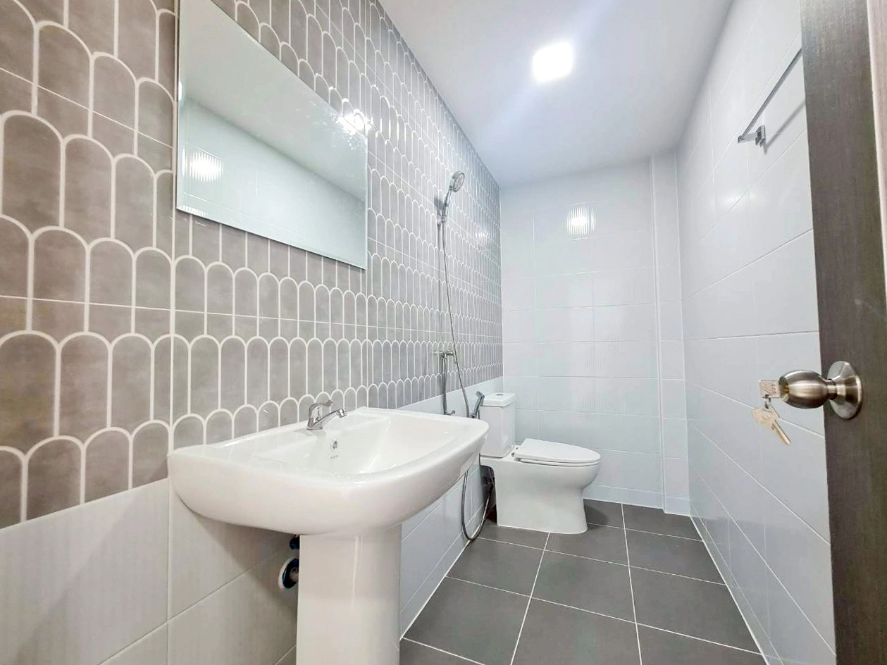 หมู่บ้านแพรมาพร คลอง 4 ติดถนนรังสิต-นครนายก เดินทางโคตรสะดวก ใกล้จุดขึ้น-ลงมอเตอร์เวย์เพียงนิดเดียว เชื่อมต่อเข้าเมืองหรือไปสายอีสานได้ง่ายสุดๆ บ้านทำเลดีแบบนี้หายาก นัดชมบ้านล่วงหน้าโทรเลย