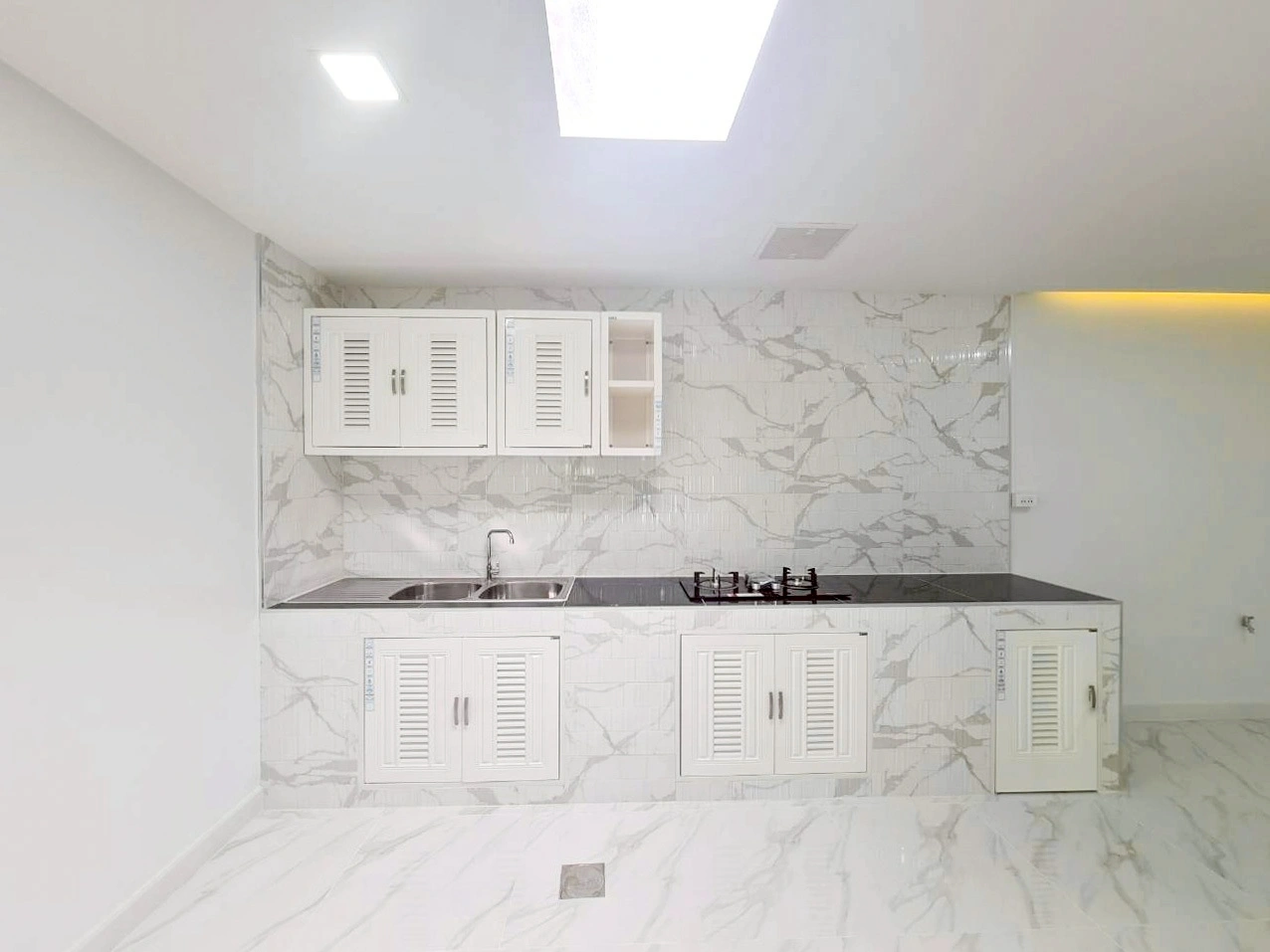 หมู่บ้านแพรมาพร คลอง 4 ติดถนนรังสิต-นครนายก เดินทางโคตรสะดวก ใกล้จุดขึ้น-ลงมอเตอร์เวย์เพียงนิดเดียว เชื่อมต่อเข้าเมืองหรือไปสายอีสานได้ง่ายสุดๆ บ้านทำเลดีแบบนี้หายาก นัดชมบ้านล่วงหน้าโทรเลย