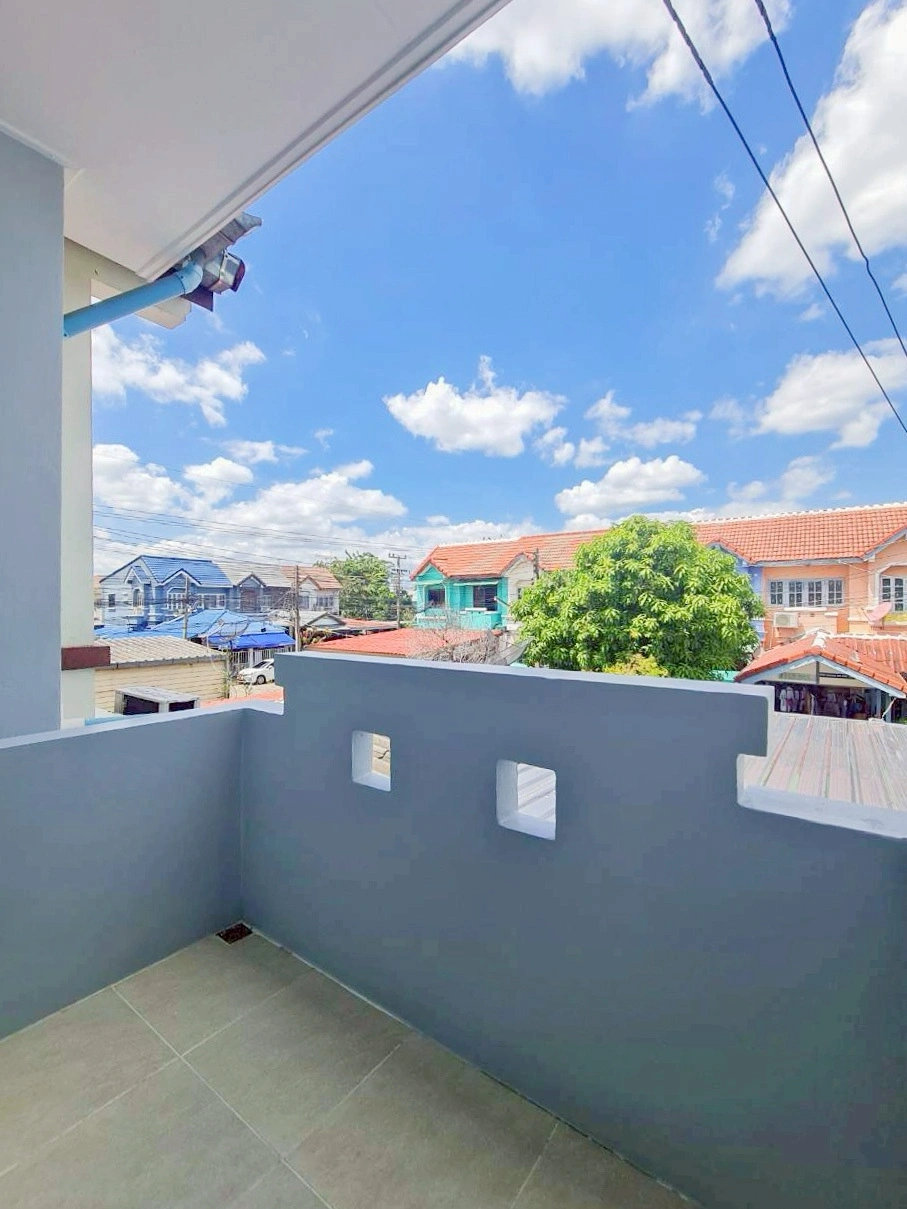 หมู่บ้านแพรมาพร คลอง 4 ติดถนนรังสิต-นครนายก เดินทางโคตรสะดวก ใกล้จุดขึ้น-ลงมอเตอร์เวย์เพียงนิดเดียว เชื่อมต่อเข้าเมืองหรือไปสายอีสานได้ง่ายสุดๆ บ้านทำเลดีแบบนี้หายาก นัดชมบ้านล่วงหน้าโทรเลย