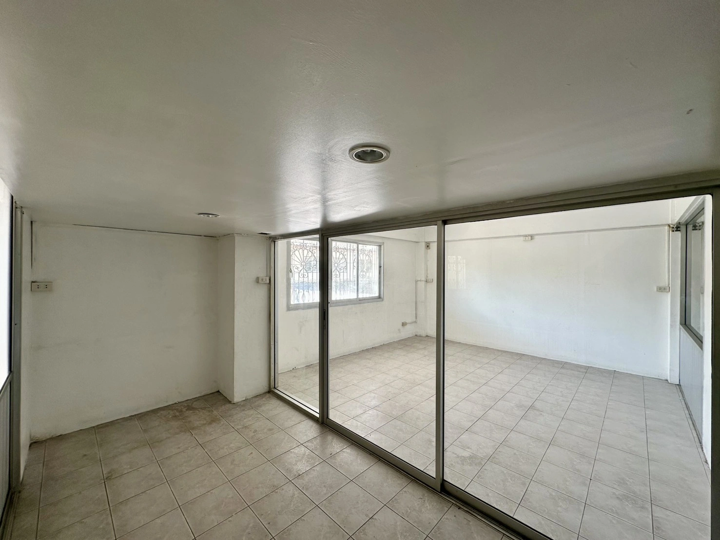 ขายอาคารพาณิชย์ 3.5 ชั้น 2 คูหา ขนาด 44 ตร.ว. ห่างจากถนนกาญจนาภิเษกเพียง 500 เมตร สภาพดี ทำเลค้าขายหรือทำโฮมออฟฟิศ ที่จอดรถสะดวก ใกล้ MRTสายสีม่วง