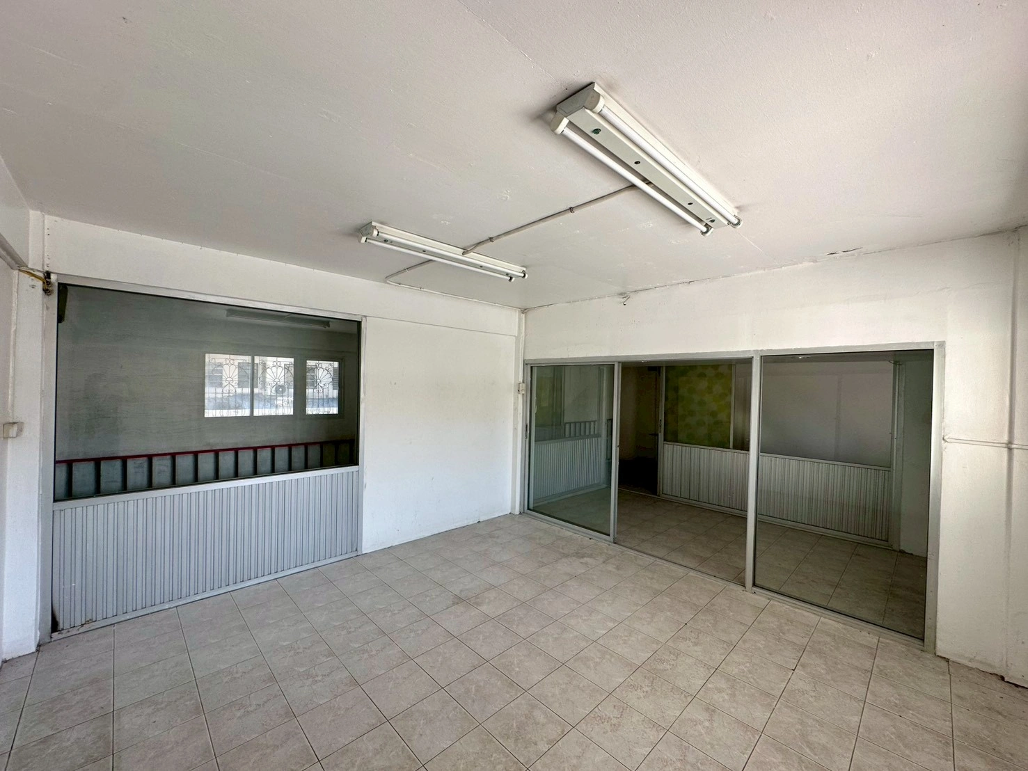 ขายอาคารพาณิชย์ 3.5 ชั้น 2 คูหา ขนาด 44 ตร.ว. ห่างจากถนนกาญจนาภิเษกเพียง 500 เมตร สภาพดี ทำเลค้าขายหรือทำโฮมออฟฟิศ ที่จอดรถสะดวก ใกล้ MRTสายสีม่วง