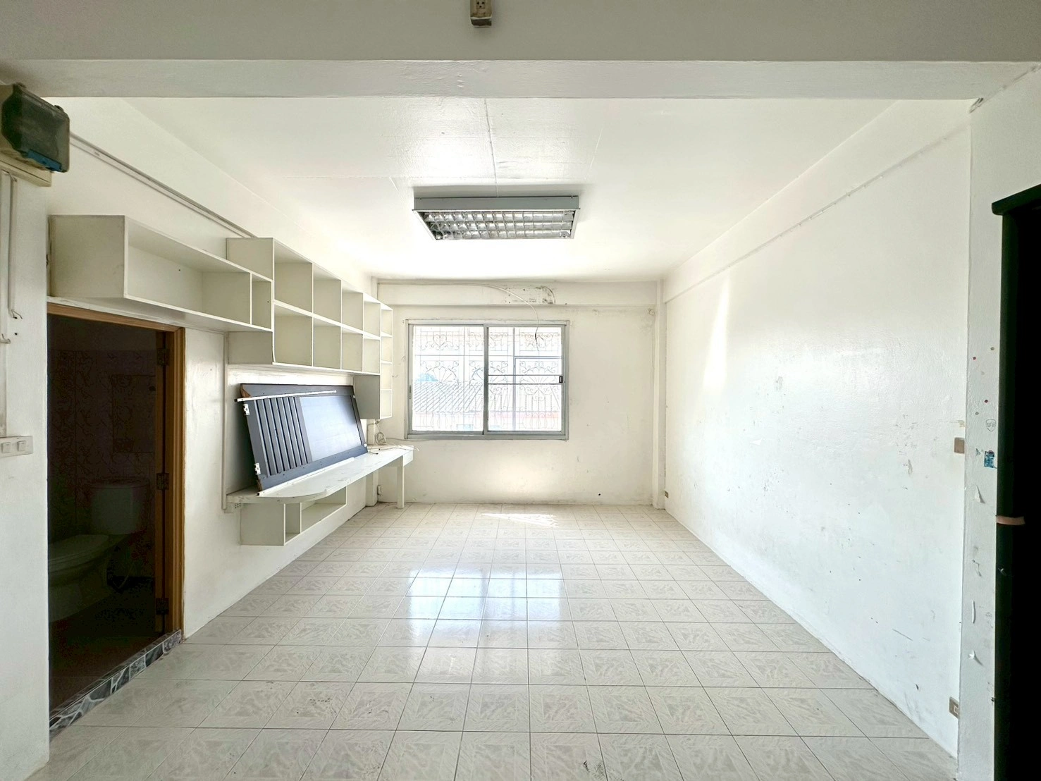 ขายอาคารพาณิชย์ 3.5 ชั้น 2 คูหา ขนาด 44 ตร.ว. ห่างจากถนนกาญจนาภิเษกเพียง 500 เมตร สภาพดี ทำเลค้าขายหรือทำโฮมออฟฟิศ ที่จอดรถสะดวก ใกล้ MRTสายสีม่วง