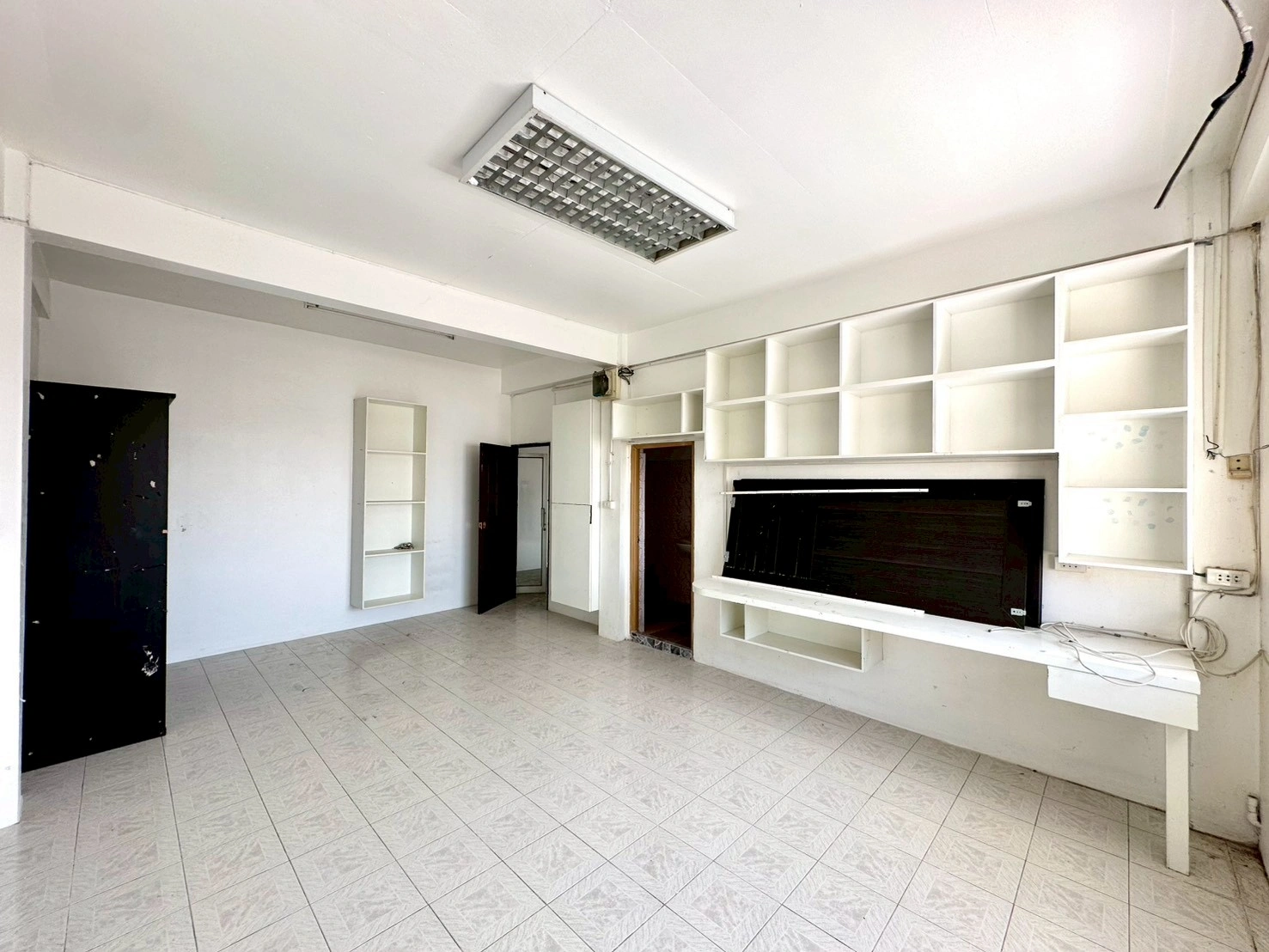 ขายอาคารพาณิชย์ 3.5 ชั้น 2 คูหา ขนาด 44 ตร.ว. ห่างจากถนนกาญจนาภิเษกเพียง 500 เมตร สภาพดี ทำเลค้าขายหรือทำโฮมออฟฟิศ ที่จอดรถสะดวก ใกล้ MRTสายสีม่วง