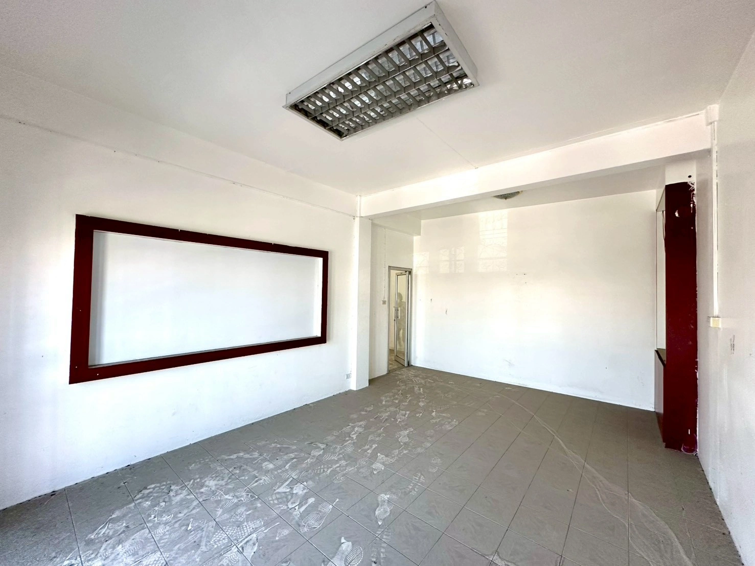 ขายอาคารพาณิชย์ 3.5 ชั้น 2 คูหา ขนาด 44 ตร.ว. ห่างจากถนนกาญจนาภิเษกเพียง 500 เมตร สภาพดี ทำเลค้าขายหรือทำโฮมออฟฟิศ ที่จอดรถสะดวก ใกล้ MRTสายสีม่วง