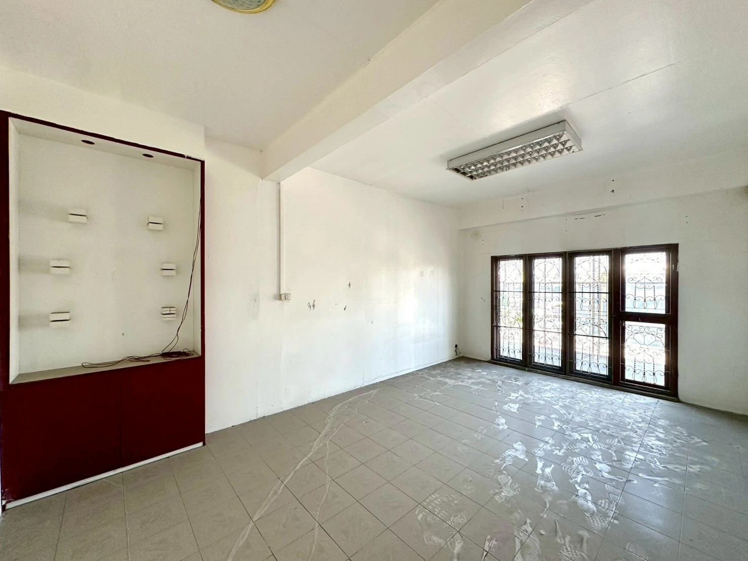 ขายอาคารพาณิชย์ 3.5 ชั้น 2 คูหา ขนาด 44 ตร.ว. ห่างจากถนนกาญจนาภิเษกเพียง 500 เมตร สภาพดี ทำเลค้าขายหรือทำโฮมออฟฟิศ ที่จอดรถสะดวก ใกล้ MRTสายสีม่วง