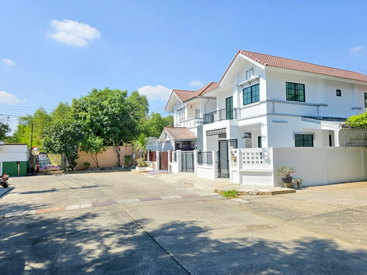 เสนากรีนวิลล์ บ้านแฝดพื้นที่เยอะ 40.3 ตร.ว. สภาพนางฟ้า ทำเลแหล่งของกิน คลอง 2 ใกล้เซียร์-ฟิวเจอร์-สนามบินดอนเมือง ใช้ชีวิตง่าย ส่วนตัวสูงเพราะหน้าบ้านไม่ติดใคร ตัดสินใจด่วน! บ้านรีโนเวทใหม่ทำเลใกล้รถไฟฟ้ามักไปไว นัดดูวันนี้โทรเลย