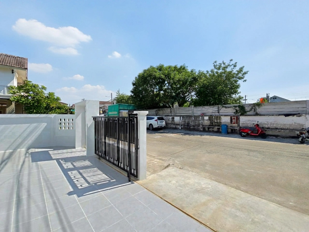 เสนากรีนวิลล์ บ้านแฝดพื้นที่เยอะ 40.3 ตร.ว. สภาพนางฟ้า ทำเลแหล่งของกิน คลอง 2 ใกล้เซียร์-ฟิวเจอร์-สนามบินดอนเมือง ใช้ชีวิตง่าย ส่วนตัวสูงเพราะหน้าบ้านไม่ติดใคร ตัดสินใจด่วน! บ้านรีโนเวทใหม่ทำเลใกล้รถไฟฟ้ามักไปไว นัดดูวันนี้โทรเลย