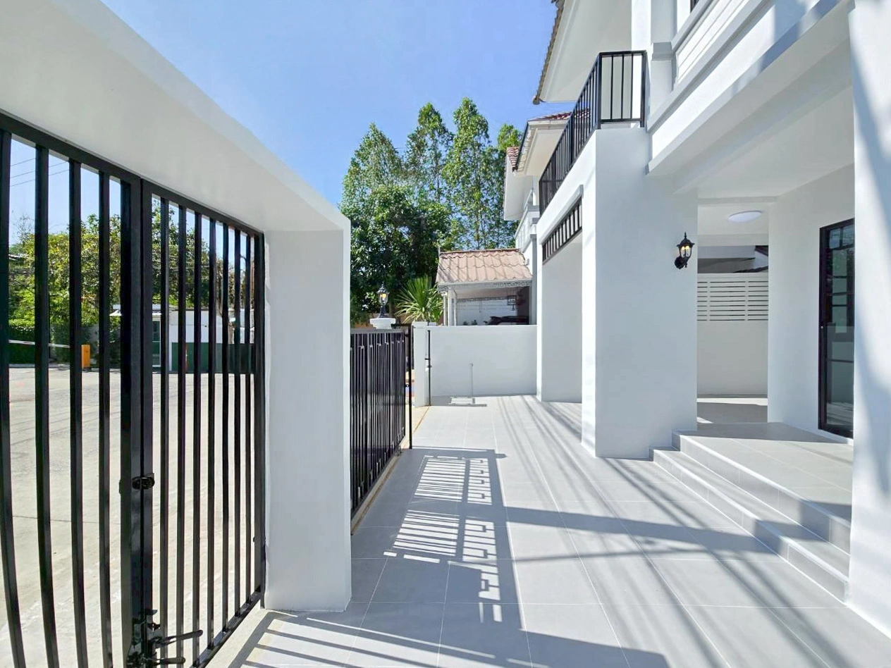 เสนากรีนวิลล์ บ้านแฝดพื้นที่เยอะ 40.3 ตร.ว. สภาพนางฟ้า ทำเลแหล่งของกิน คลอง 2 ใกล้เซียร์-ฟิวเจอร์-สนามบินดอนเมือง ใช้ชีวิตง่าย ส่วนตัวสูงเพราะหน้าบ้านไม่ติดใคร ตัดสินใจด่วน! บ้านรีโนเวทใหม่ทำเลใกล้รถไฟฟ้ามักไปไว นัดดูวันนี้โทรเลย