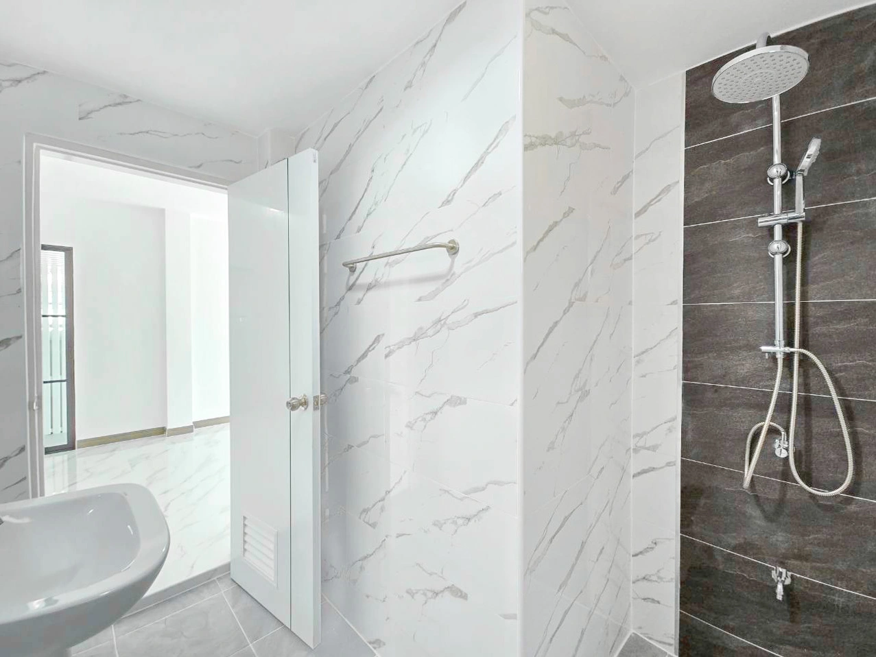 เสนากรีนวิลล์ บ้านแฝดพื้นที่เยอะ 40.3 ตร.ว. สภาพนางฟ้า ทำเลแหล่งของกิน คลอง 2 ใกล้เซียร์-ฟิวเจอร์-สนามบินดอนเมือง ใช้ชีวิตง่าย ส่วนตัวสูงเพราะหน้าบ้านไม่ติดใคร ตัดสินใจด่วน! บ้านรีโนเวทใหม่ทำเลใกล้รถไฟฟ้ามักไปไว นัดดูวันนี้โทรเลย