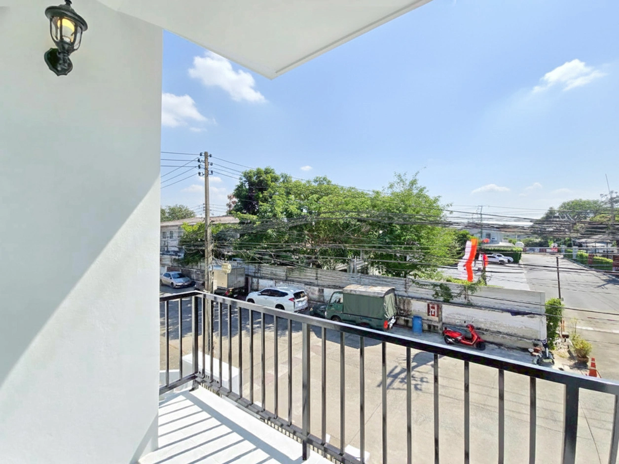 เสนากรีนวิลล์ บ้านแฝดพื้นที่เยอะ 40.3 ตร.ว. สภาพนางฟ้า ทำเลแหล่งของกิน คลอง 2 ใกล้เซียร์-ฟิวเจอร์-สนามบินดอนเมือง ใช้ชีวิตง่าย ส่วนตัวสูงเพราะหน้าบ้านไม่ติดใคร ตัดสินใจด่วน! บ้านรีโนเวทใหม่ทำเลใกล้รถไฟฟ้ามักไปไว นัดดูวันนี้โทรเลย