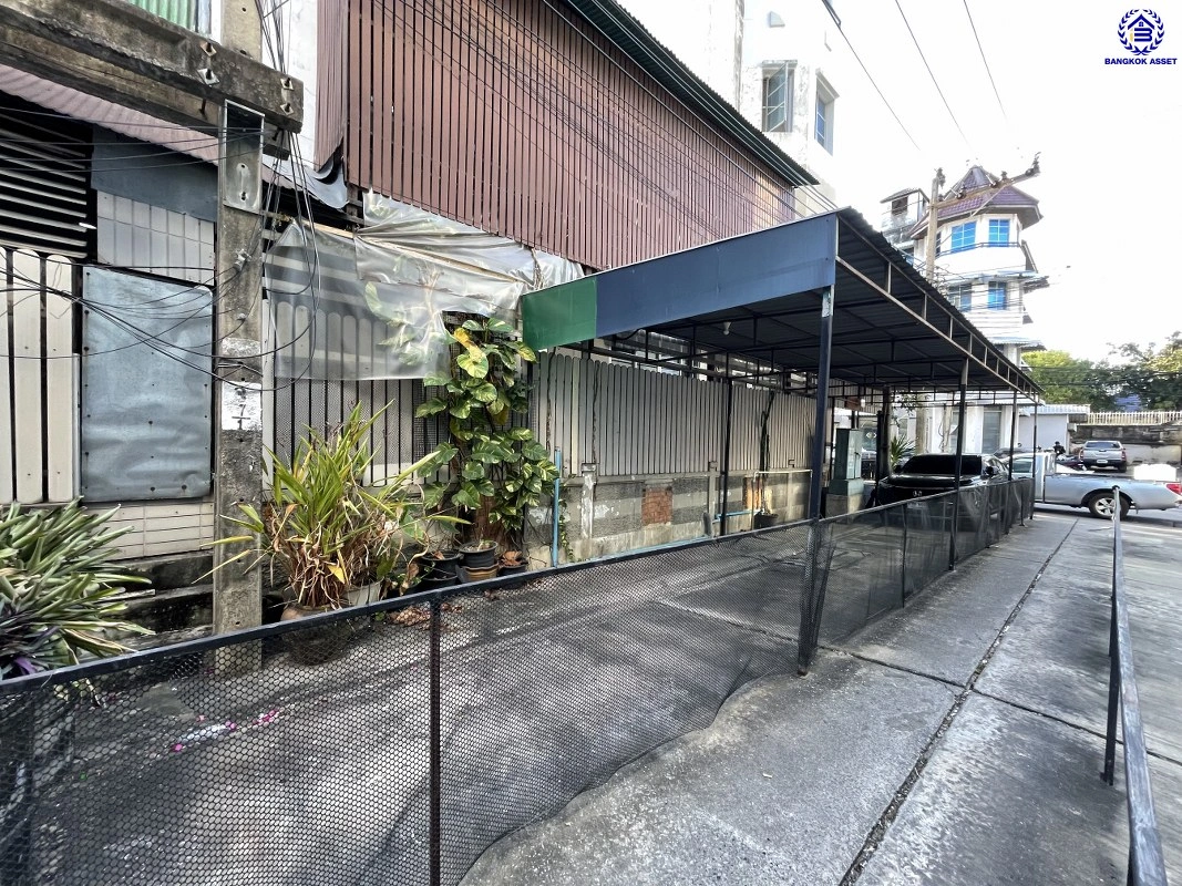 ทาวน์เฮ้าส์มือสอง 4 ชั้น โครงการ ศรีวรา ทาวน์อินทาวน์ หลังมุม เนื้อที่ 34 ตร.ว. พื้นที่ใช้สอย 240 ตร.ม. ฟังก์ชัน 3 ห้องนอน 4 ห้องน้ำ 2 ที่จอดรถ ทาวน์เฮ้าส์หลังมุม พื้นที่รอบบ้านกว้างขวาง ตั้งบนทำเลดี เชื่อมต่อหลายเส้นทาง ใกล้รถไฟฟ้าสายสีส้ม"สถานีรามคำแหง" ทางด่วน "ฉลองรัช" และเซ็นทรัล อีสต์วิลล์