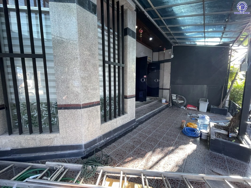 ทาวน์เฮ้าส์มือสอง 4 ชั้น โครงการ ศรีวรา ทาวน์อินทาวน์ หลังมุม เนื้อที่ 34 ตร.ว. พื้นที่ใช้สอย 240 ตร.ม. ฟังก์ชัน 3 ห้องนอน 4 ห้องน้ำ 2 ที่จอดรถ ทาวน์เฮ้าส์หลังมุม พื้นที่รอบบ้านกว้างขวาง ตั้งบนทำเลดี เชื่อมต่อหลายเส้นทาง ใกล้รถไฟฟ้าสายสีส้ม"สถานีรามคำแหง" ทางด่วน "ฉลองรัช" และเซ็นทรัล อีสต์วิลล์