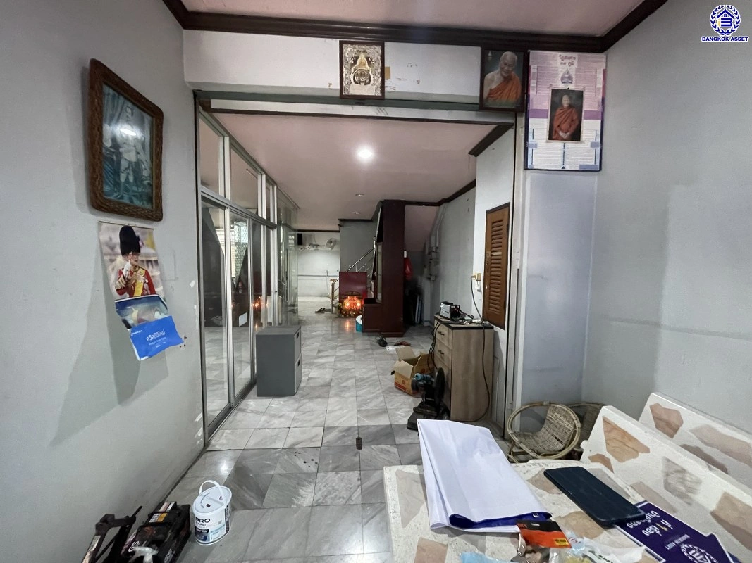 ทาวน์เฮ้าส์มือสอง 4 ชั้น โครงการ ศรีวรา ทาวน์อินทาวน์ หลังมุม เนื้อที่ 34 ตร.ว. พื้นที่ใช้สอย 240 ตร.ม. ฟังก์ชัน 3 ห้องนอน 4 ห้องน้ำ 2 ที่จอดรถ ทาวน์เฮ้าส์หลังมุม พื้นที่รอบบ้านกว้างขวาง ตั้งบนทำเลดี เชื่อมต่อหลายเส้นทาง ใกล้รถไฟฟ้าสายสีส้ม"สถานีรามคำแหง" ทางด่วน "ฉลองรัช" และเซ็นทรัล อีสต์วิลล์