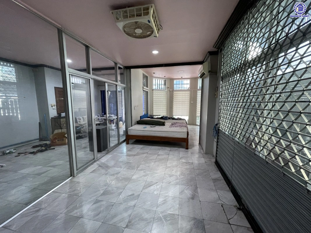 ทาวน์เฮ้าส์มือสอง 4 ชั้น โครงการ ศรีวรา ทาวน์อินทาวน์ หลังมุม เนื้อที่ 34 ตร.ว. พื้นที่ใช้สอย 240 ตร.ม. ฟังก์ชัน 3 ห้องนอน 4 ห้องน้ำ 2 ที่จอดรถ ทาวน์เฮ้าส์หลังมุม พื้นที่รอบบ้านกว้างขวาง ตั้งบนทำเลดี เชื่อมต่อหลายเส้นทาง ใกล้รถไฟฟ้าสายสีส้ม"สถานีรามคำแหง" ทางด่วน "ฉลองรัช" และเซ็นทรัล อีสต์วิลล์