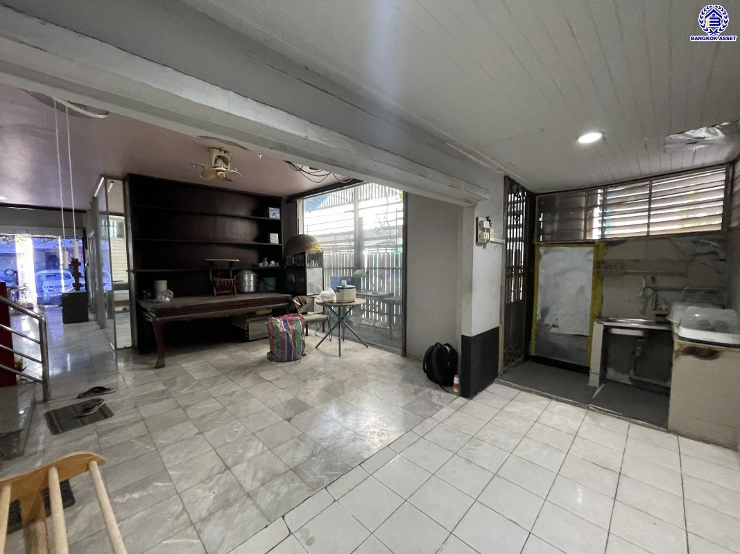 ทาวน์เฮ้าส์มือสอง 4 ชั้น โครงการ ศรีวรา ทาวน์อินทาวน์ หลังมุม เนื้อที่ 34 ตร.ว. พื้นที่ใช้สอย 240 ตร.ม. ฟังก์ชัน 3 ห้องนอน 4 ห้องน้ำ 2 ที่จอดรถ ทาวน์เฮ้าส์หลังมุม พื้นที่รอบบ้านกว้างขวาง ตั้งบนทำเลดี เชื่อมต่อหลายเส้นทาง ใกล้รถไฟฟ้าสายสีส้ม"สถานีรามคำแหง" ทางด่วน "ฉลองรัช" และเซ็นทรัล อีสต์วิลล์