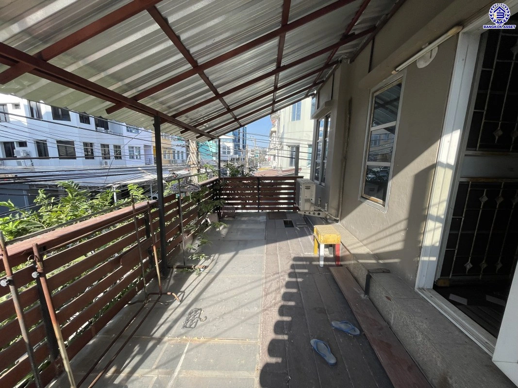 ทาวน์เฮ้าส์มือสอง 4 ชั้น โครงการ ศรีวรา ทาวน์อินทาวน์ หลังมุม เนื้อที่ 34 ตร.ว. พื้นที่ใช้สอย 240 ตร.ม. ฟังก์ชัน 3 ห้องนอน 4 ห้องน้ำ 2 ที่จอดรถ ทาวน์เฮ้าส์หลังมุม พื้นที่รอบบ้านกว้างขวาง ตั้งบนทำเลดี เชื่อมต่อหลายเส้นทาง ใกล้รถไฟฟ้าสายสีส้ม"สถานีรามคำแหง" ทางด่วน "ฉลองรัช" และเซ็นทรัล อีสต์วิลล์